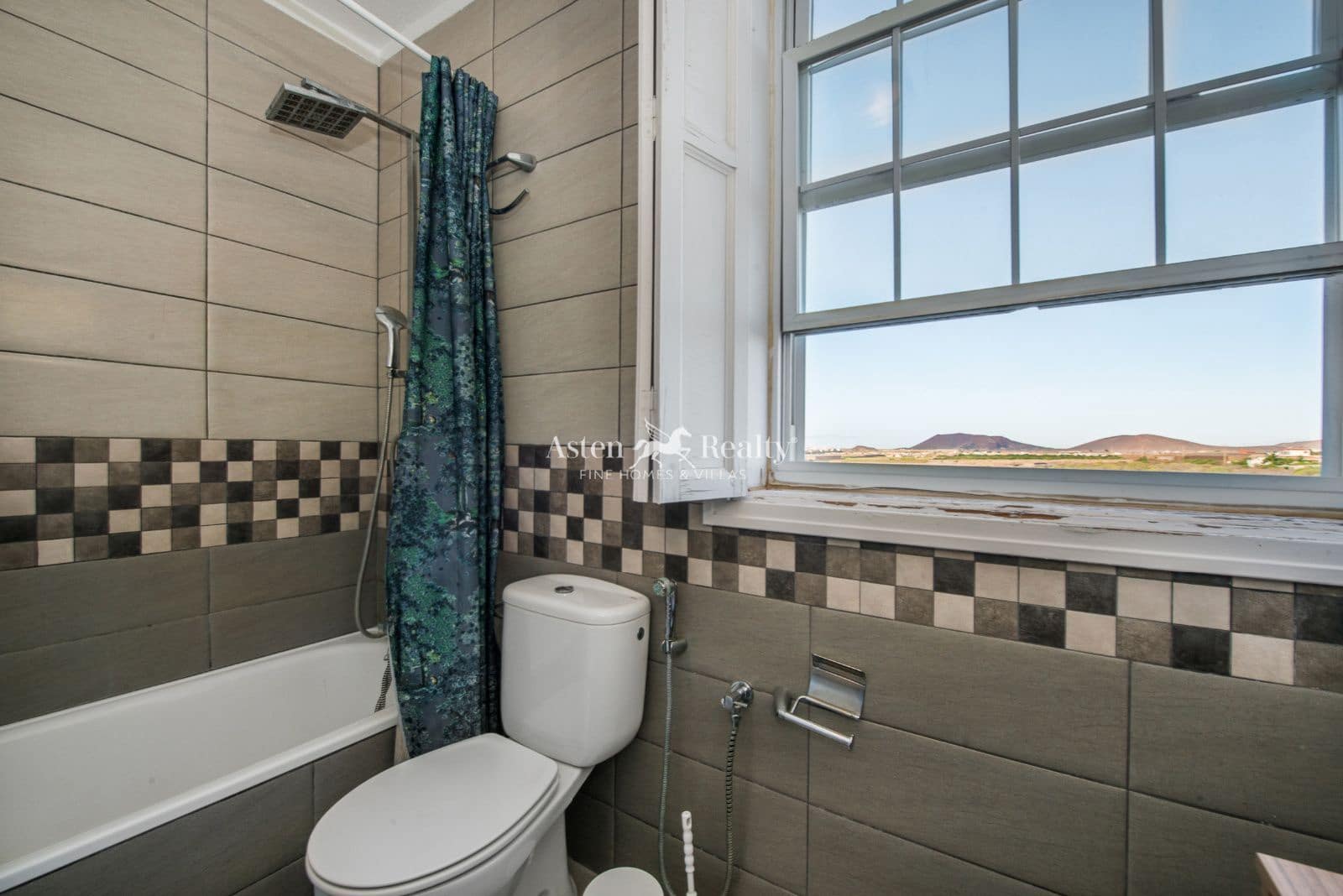 4 makuuhuone Huvila myytävänä paikassa Las Galletas mukana uima-altaan 
autotalli - 475 000 € (Ref: 9289743)