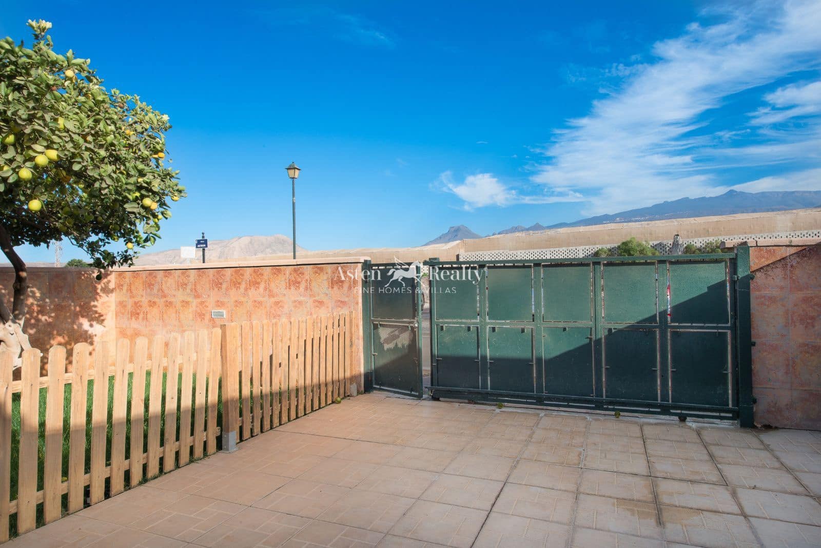 4 makuuhuone Huvila myytävänä paikassa Las Galletas mukana uima-altaan 
autotalli - 475 000 € (Ref: 9289743)