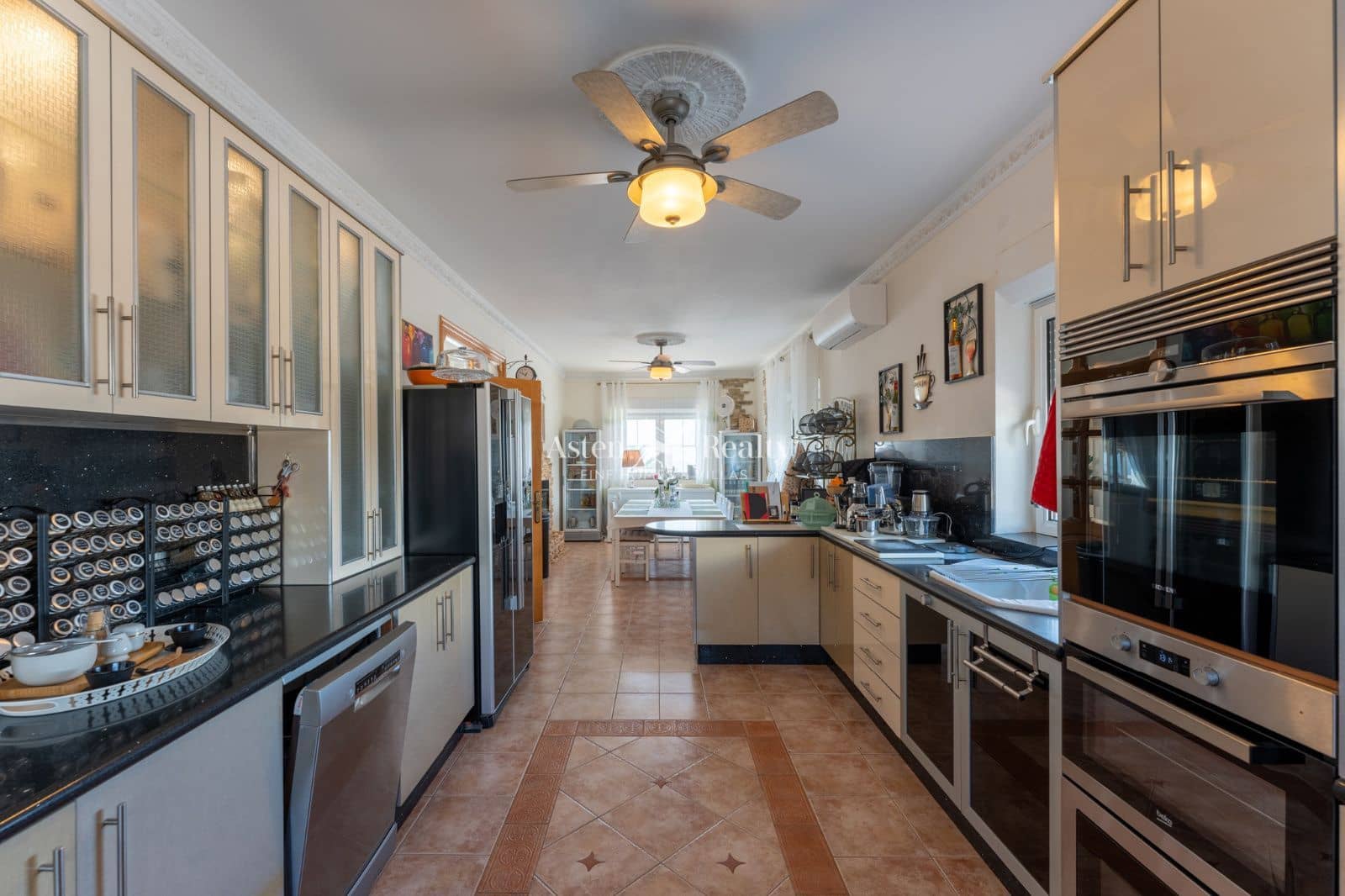 11 soveværelse Byhus til salg i Armenime med swimmingpool garage - € 4.300.000 (Ref: 9296068)