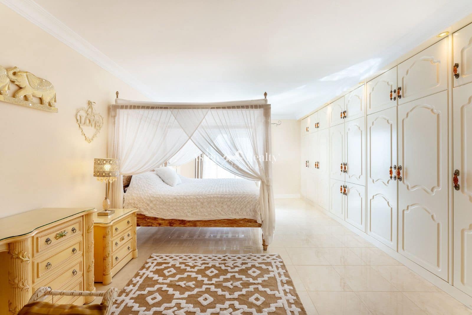 11 soveværelse Byhus til salg i Armenime med swimmingpool garage - € 4.300.000 (Ref: 9296068)