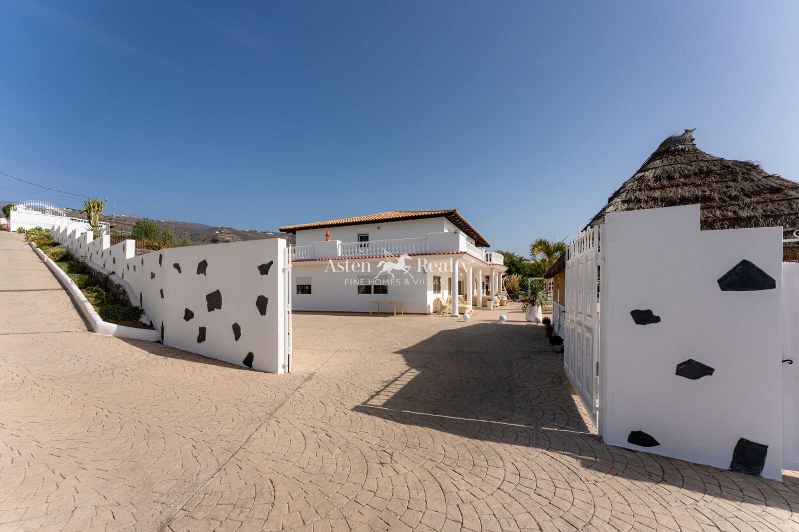 11 soveværelse Byhus til salg i Armenime med swimmingpool garage - € 4.300.000 (Ref: 9296068)