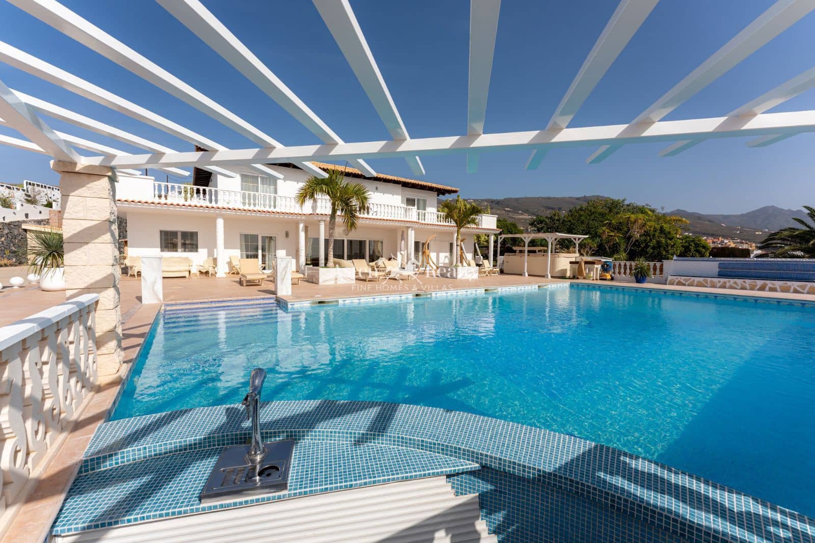 11 soveværelse Byhus til salg i Armenime med swimmingpool garage - € 4.300.000 (Ref: 9296068)