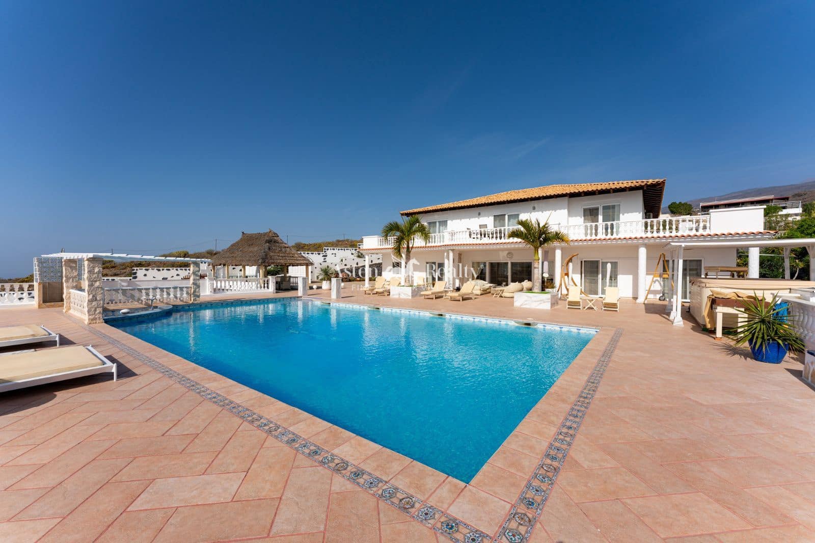 11 soveværelse Byhus til salg i Armenime med swimmingpool garage - € 4.300.000 (Ref: 9296068)