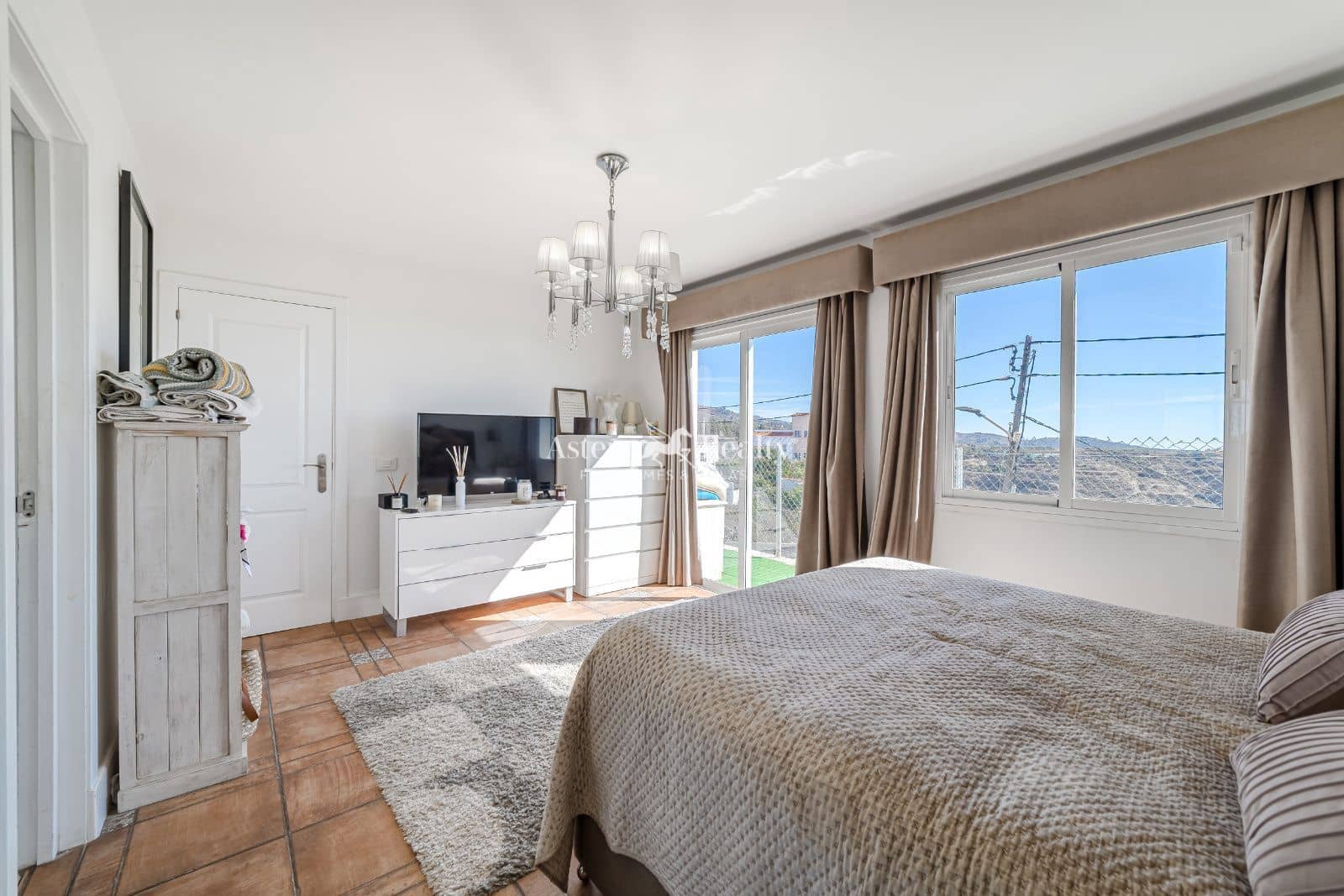 3 bedroom Villa for sale in San Miguel de Abona with garage - € 420,000 (Ref: 9296069)