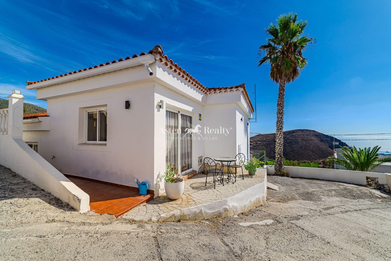 3 bedroom Villa for sale in San Miguel de Abona with garage - € 420,000 (Ref: 9296069)