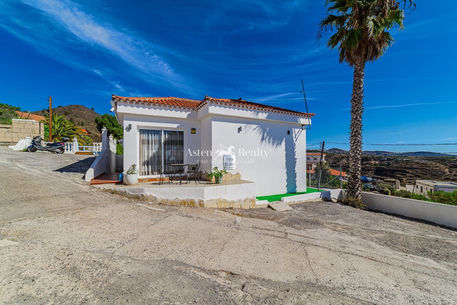 3 bedroom Villa for sale in San Miguel de Abona with garage - € 420,000 (Ref: 9296069)