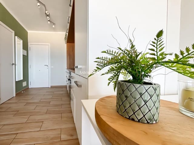 Flat te koop in Playa Paraiso, Adeje met zwembad - € 210.000 (Ref: 9301589)