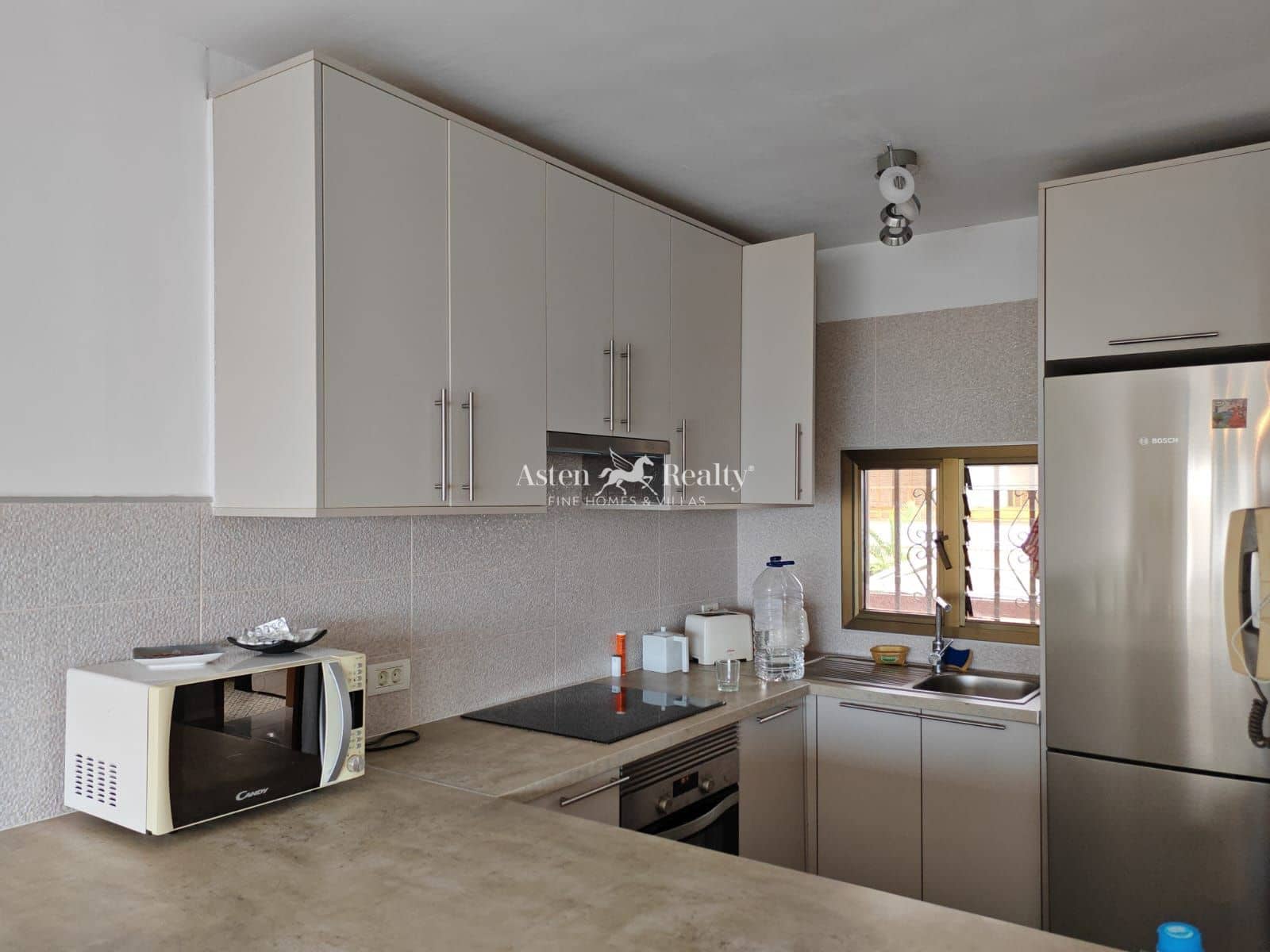 2 slaapkamer Flat te koop in Los Cristianos met garage - € 375.000 (Ref: 9301997)