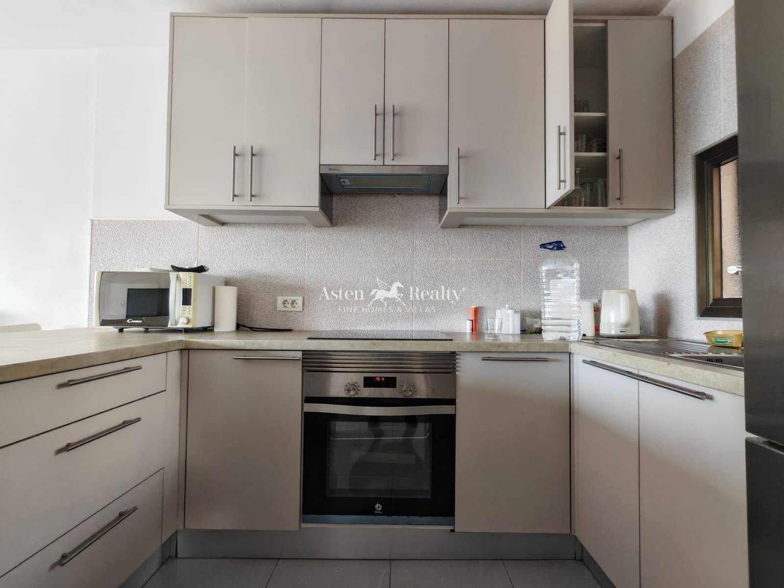 2 slaapkamer Flat te koop in Los Cristianos met garage - € 375.000 (Ref: 9301997)