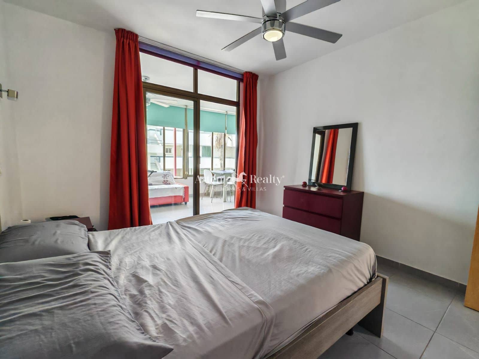 2 slaapkamer Flat te koop in Los Cristianos met garage - € 375.000 (Ref: 9301997)