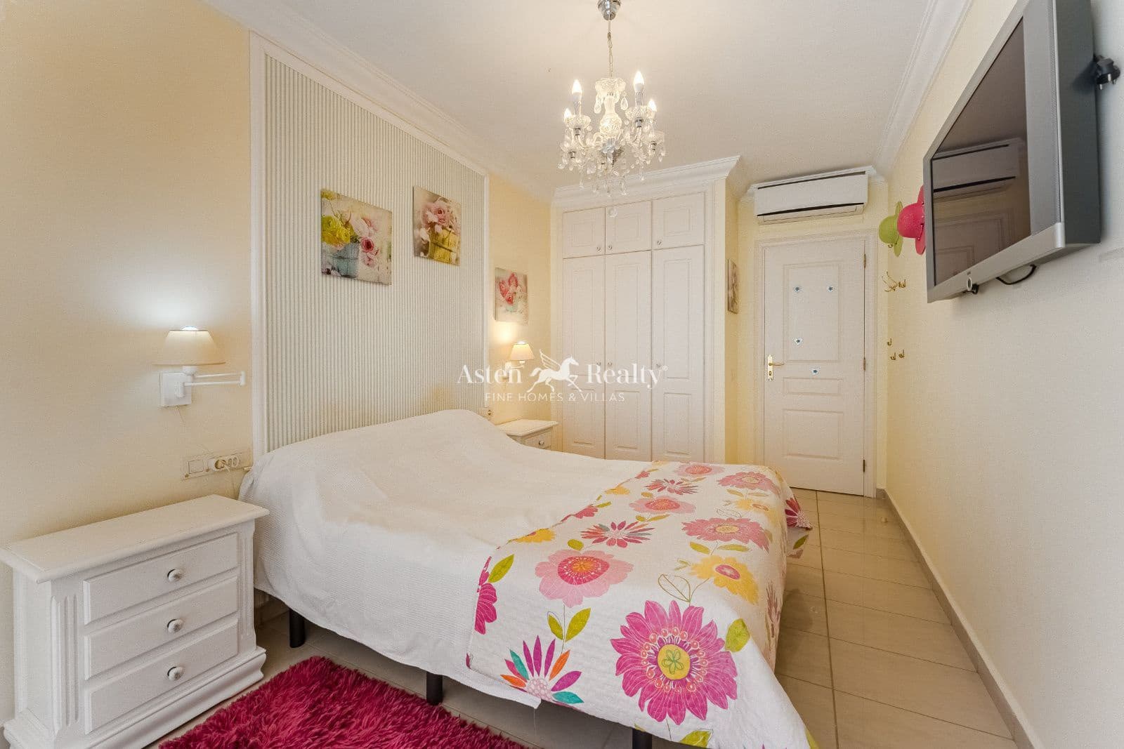 1 soverom Leilighet til salgs i Playa del Duque med svømmebasseng garasje - € 459 000 (Ref: 9301998)