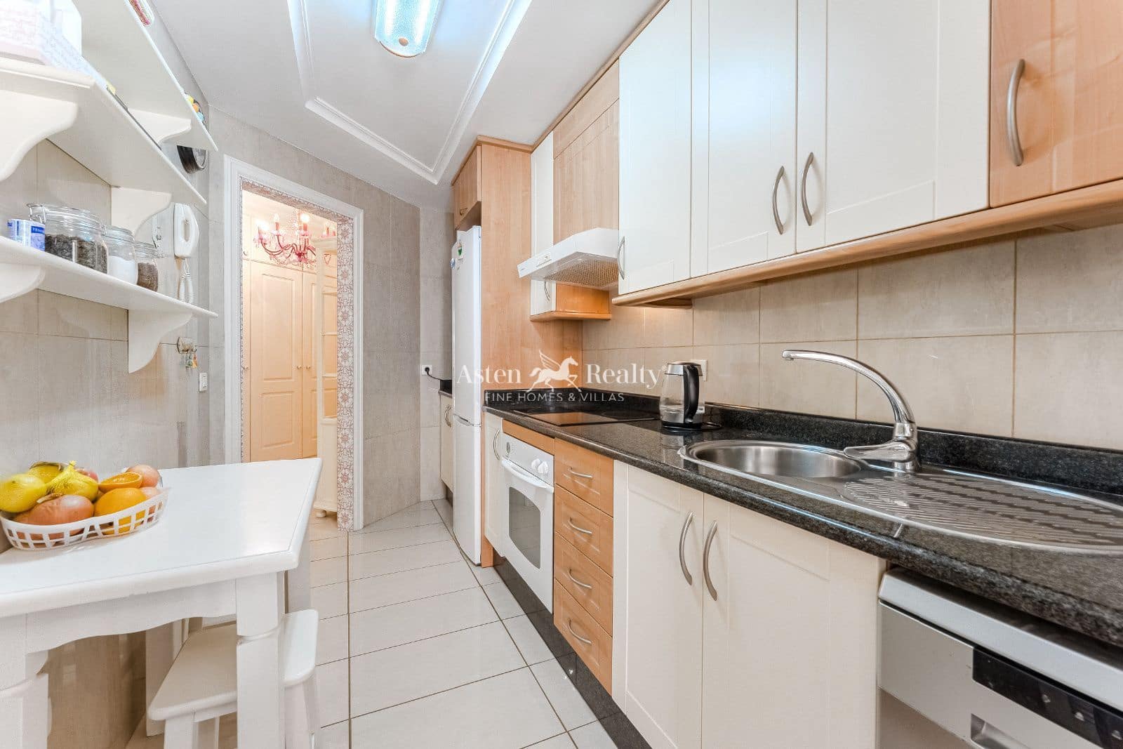 1 soverom Leilighet til salgs i Playa del Duque med svømmebasseng garasje - € 459 000 (Ref: 9301998)