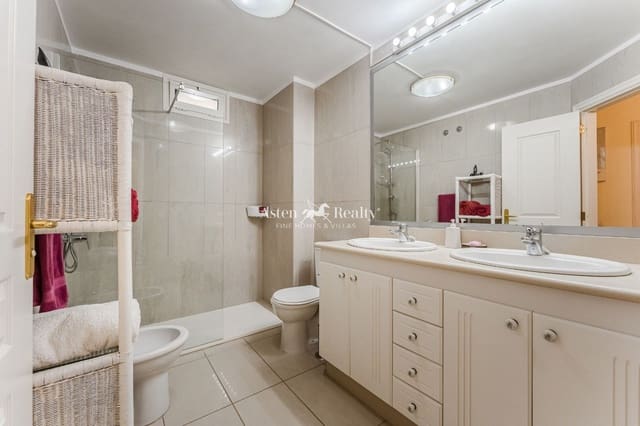 1 soveværelse Lejlighed til salg i Playa del Duque, Adeje med swimmingpool garage - € 459.000 (Ref: 9301998)