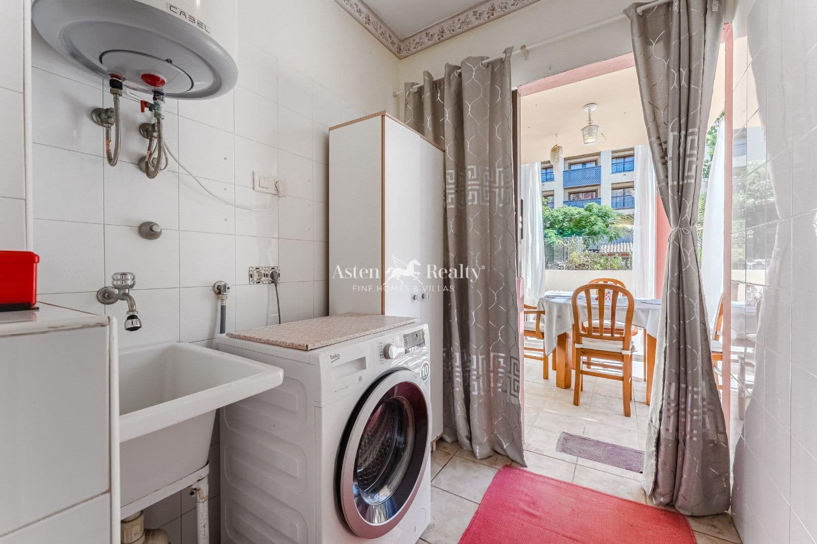 1 soverom Leilighet til salgs i Playa del Duque med svømmebasseng garasje - € 459 000 (Ref: 9301998)