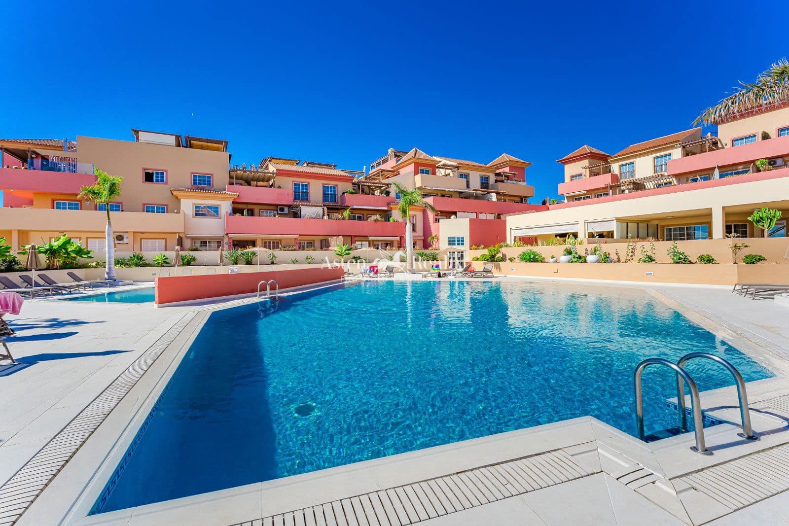 1 soverom Leilighet til salgs i Playa del Duque med svømmebasseng garasje - € 459 000 (Ref: 9301998)