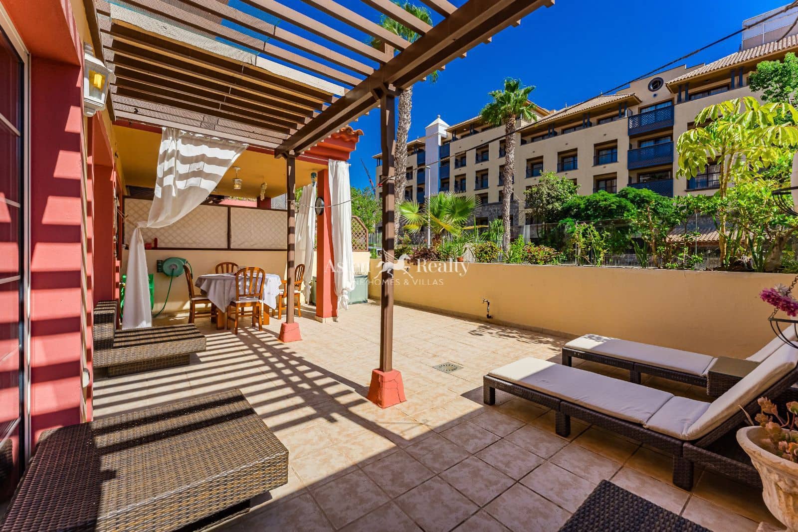 1 soverom Leilighet til salgs i Playa del Duque med svømmebasseng garasje - € 459 000 (Ref: 9301998)