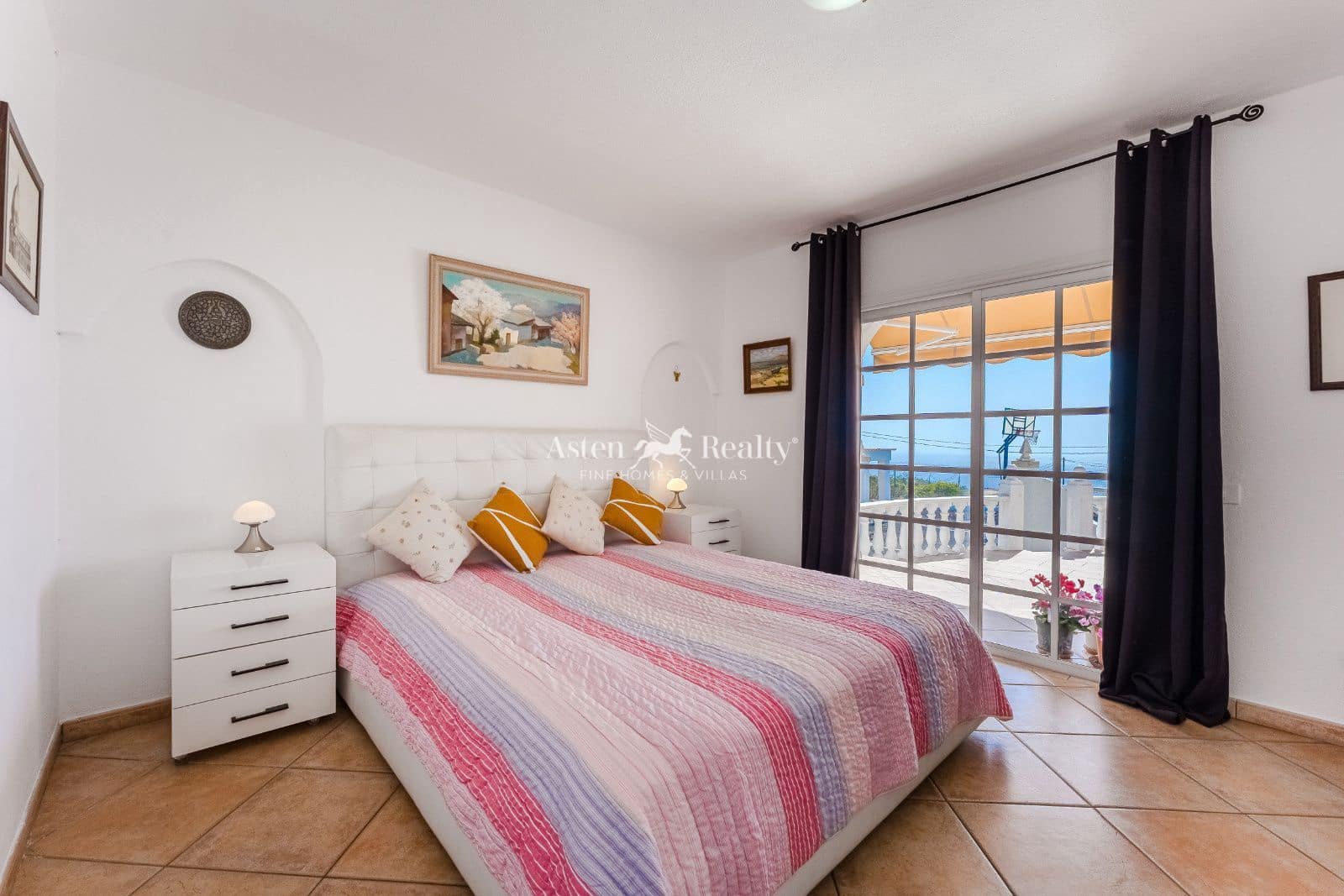 5 slaapkamer Villa te koop in Piedra Hincada met garage - € 977.000 (Ref: 9309369)