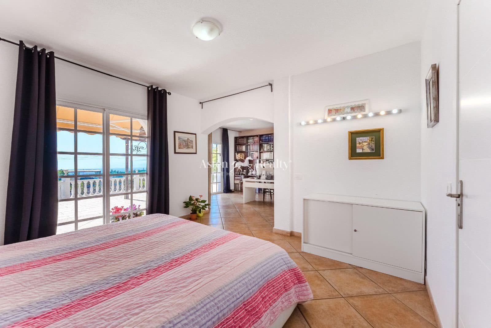 5 slaapkamer Villa te koop in Piedra Hincada met garage - € 977.000 (Ref: 9309369)