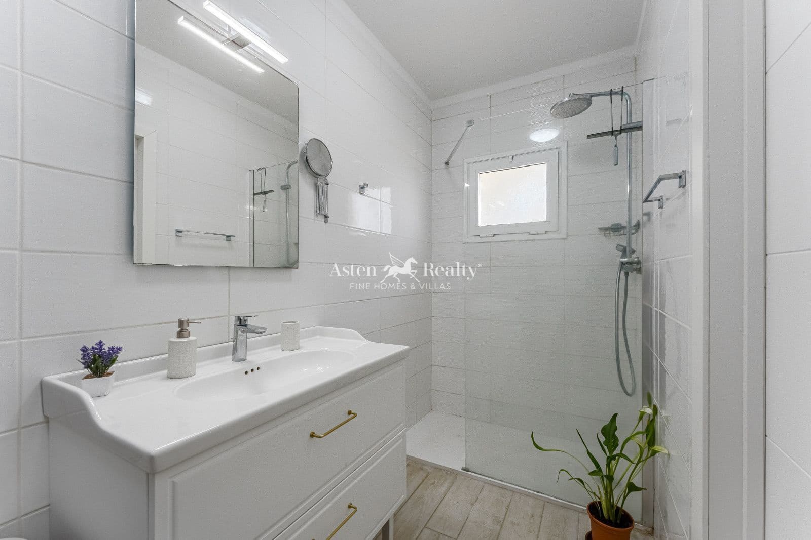 5 slaapkamer Villa te koop in Piedra Hincada met garage - € 977.000 (Ref: 9309369)