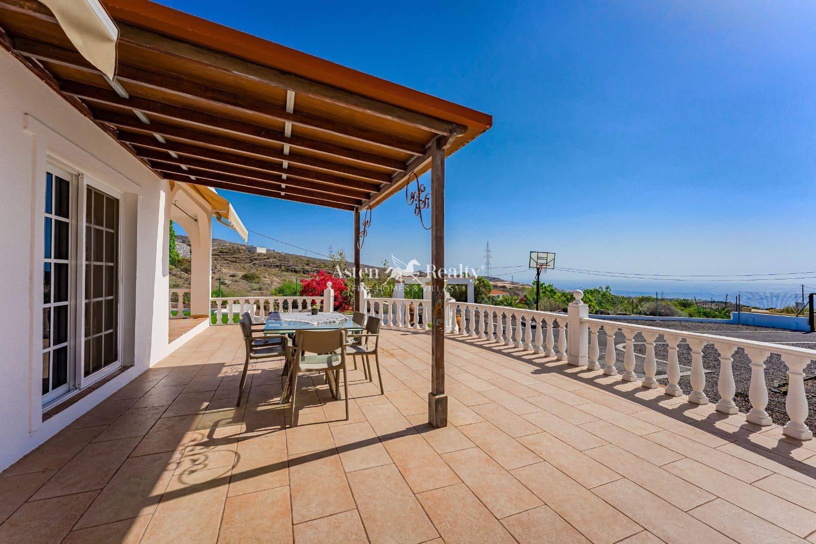 5 slaapkamer Villa te koop in Piedra Hincada met garage - € 977.000 (Ref: 9309369)