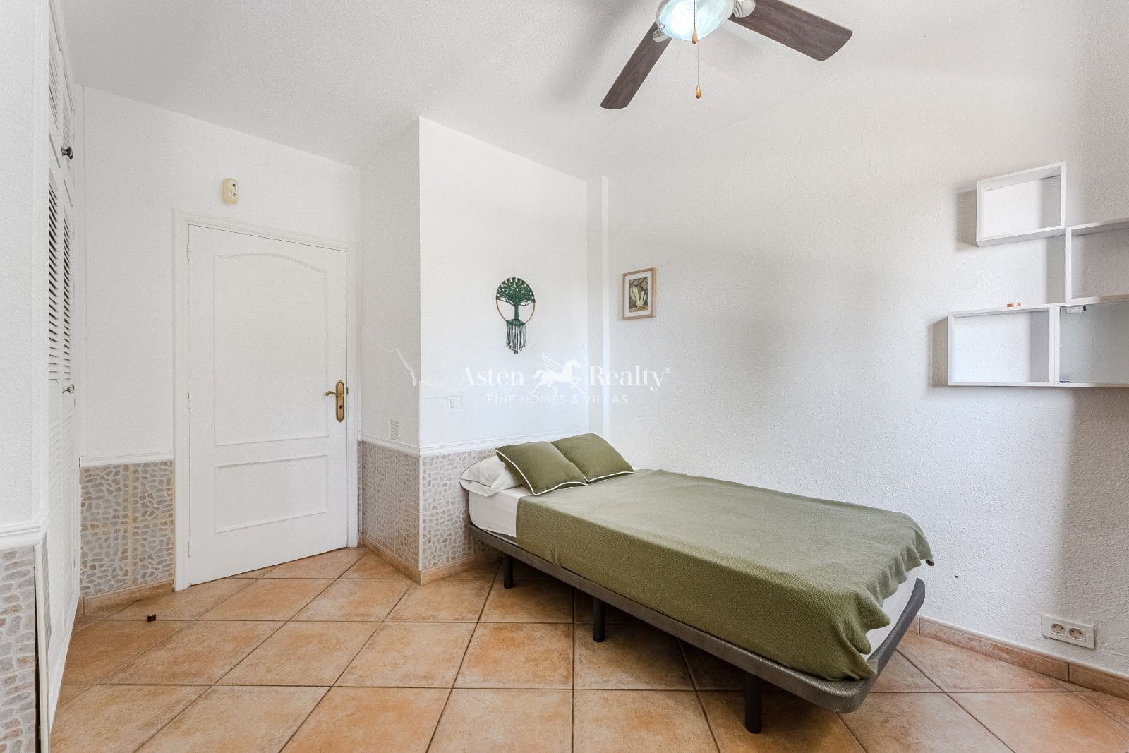 5 slaapkamer Villa te koop in Piedra Hincada met garage - € 977.000 (Ref: 9309369)