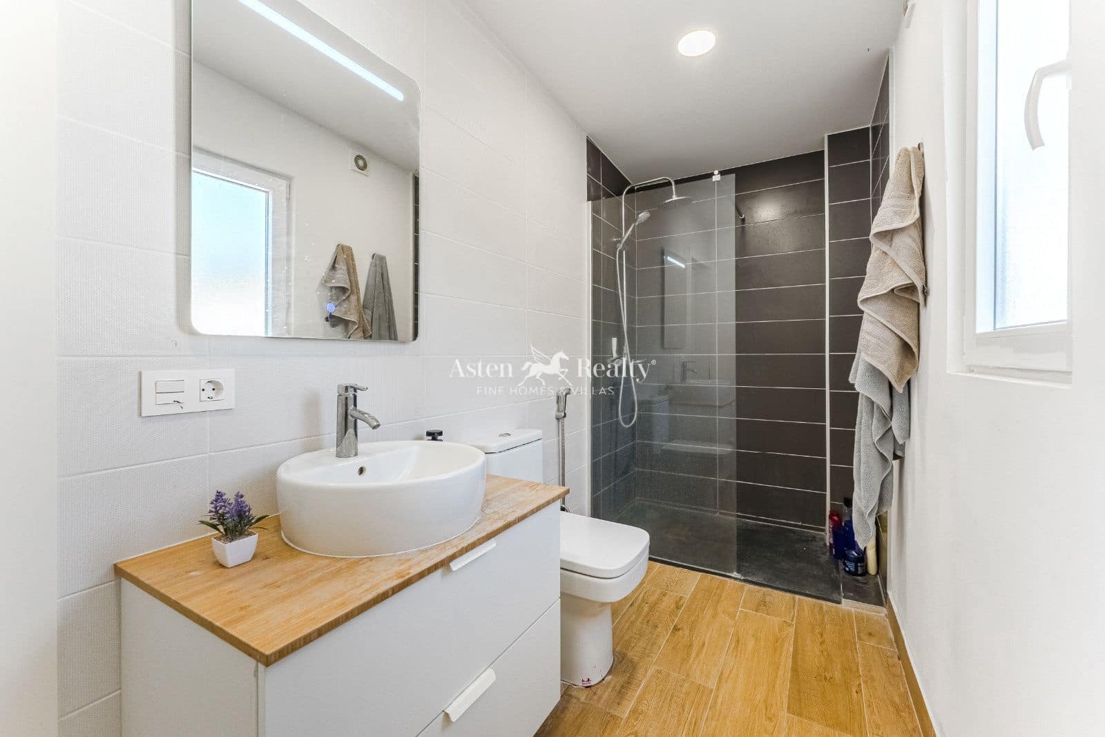 5 slaapkamer Villa te koop in Piedra Hincada met garage - € 977.000 (Ref: 9309369)