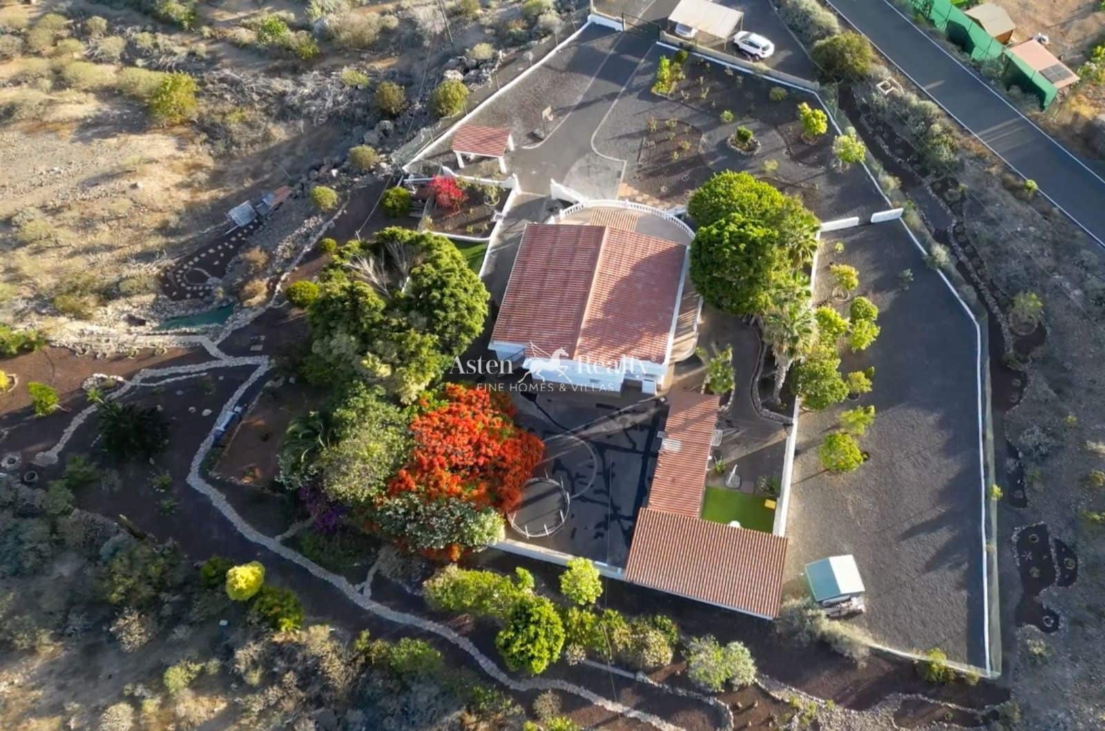 5 slaapkamer Villa te koop in Piedra Hincada met garage - € 977.000 (Ref: 9309369)