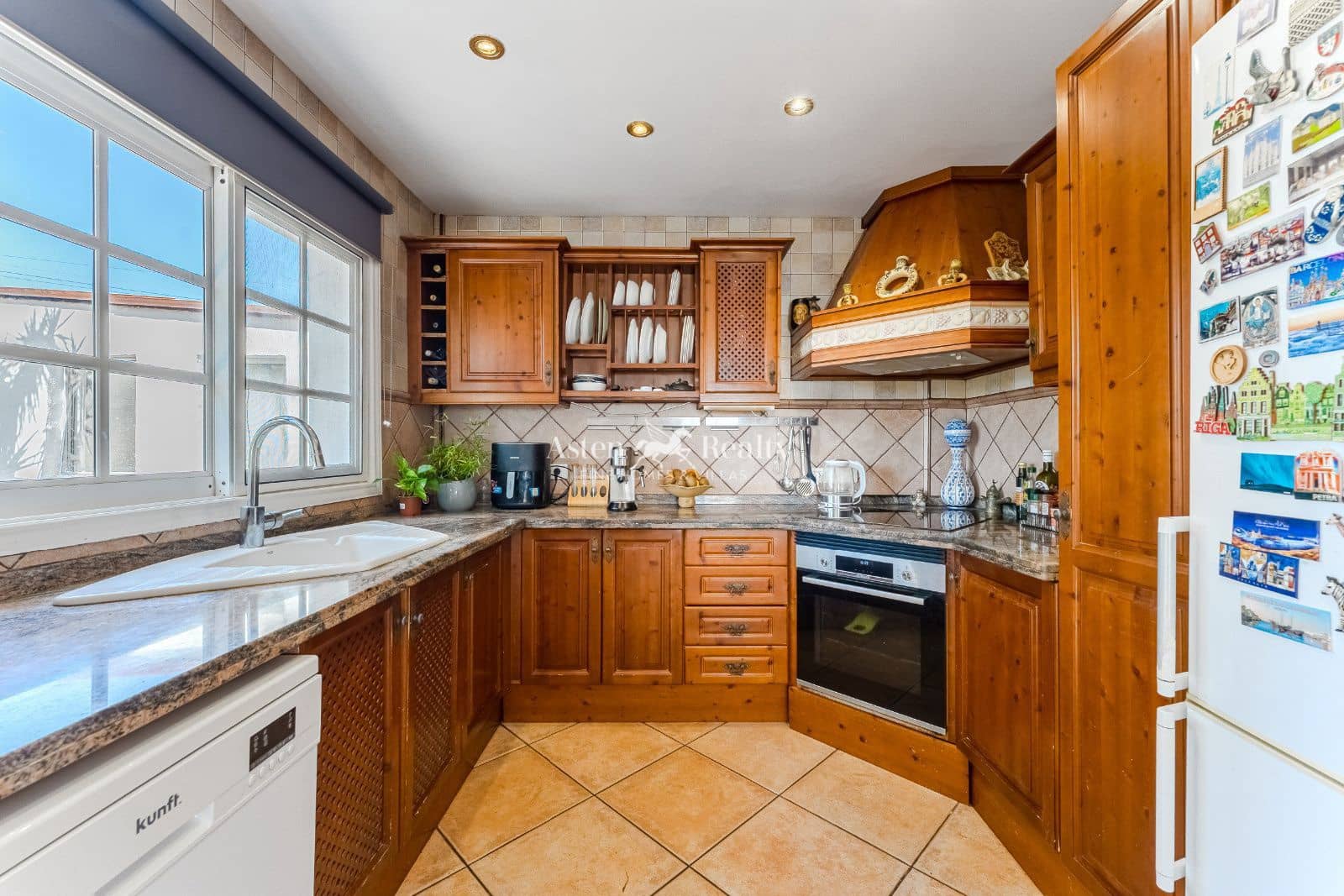 5 slaapkamer Villa te koop in Piedra Hincada met garage - € 977.000 (Ref: 9309369)