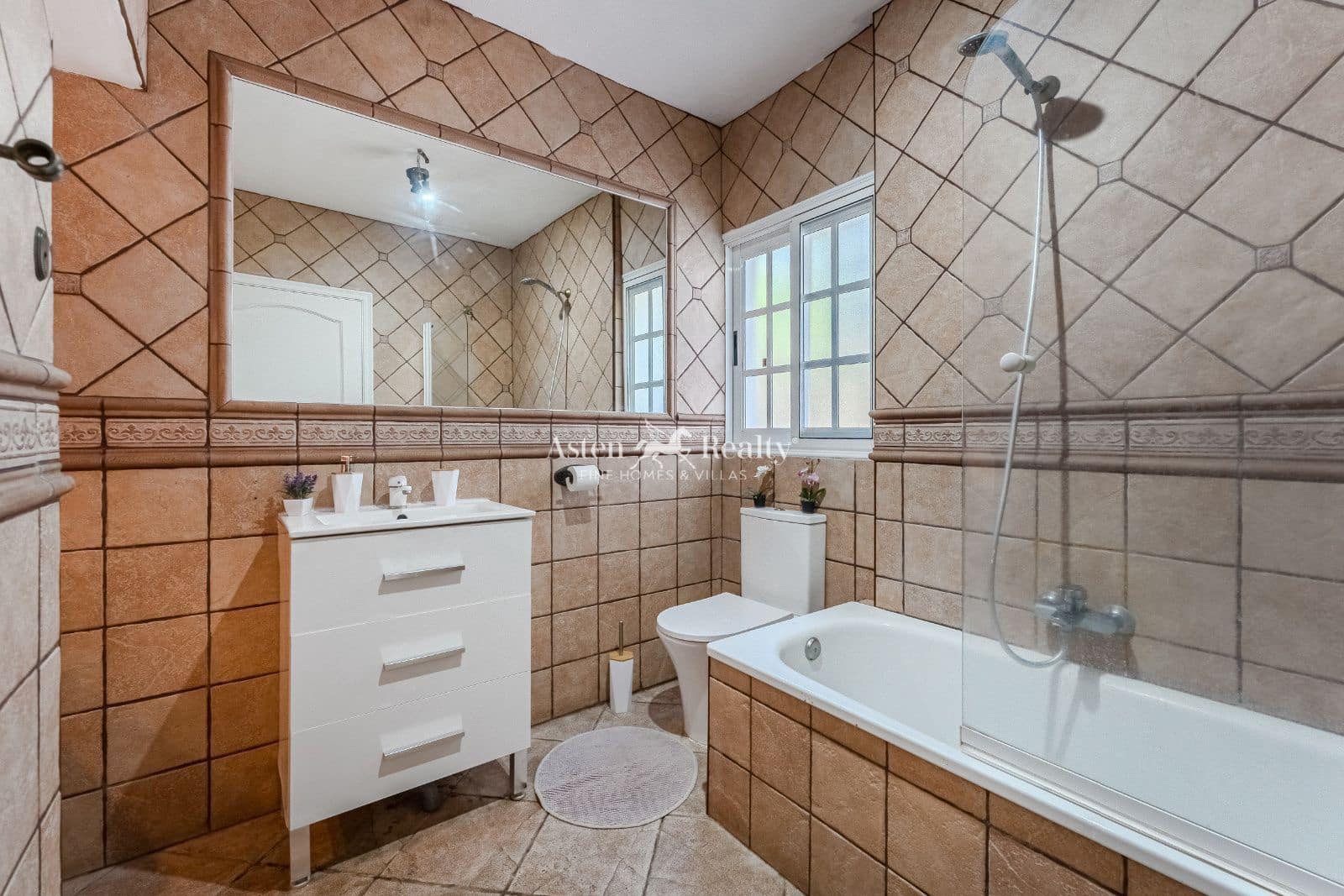 5 slaapkamer Villa te koop in Piedra Hincada met garage - € 977.000 (Ref: 9309369)