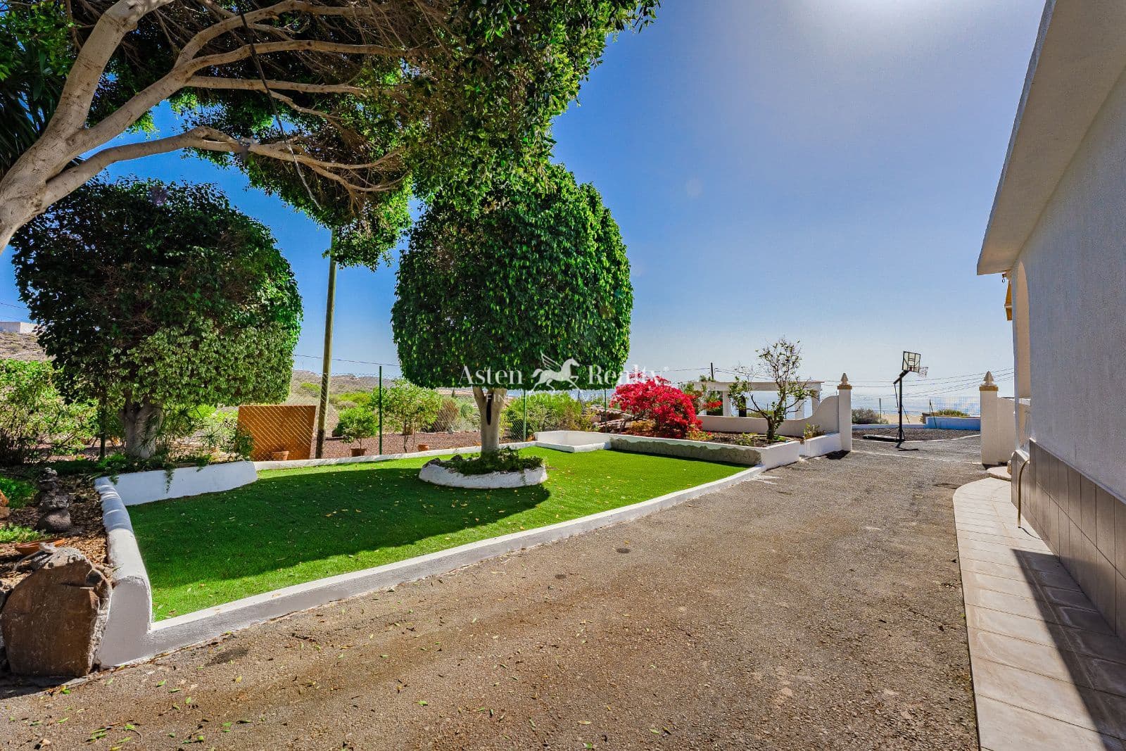 5 slaapkamer Villa te koop in Piedra Hincada met garage - € 977.000 (Ref: 9309369)