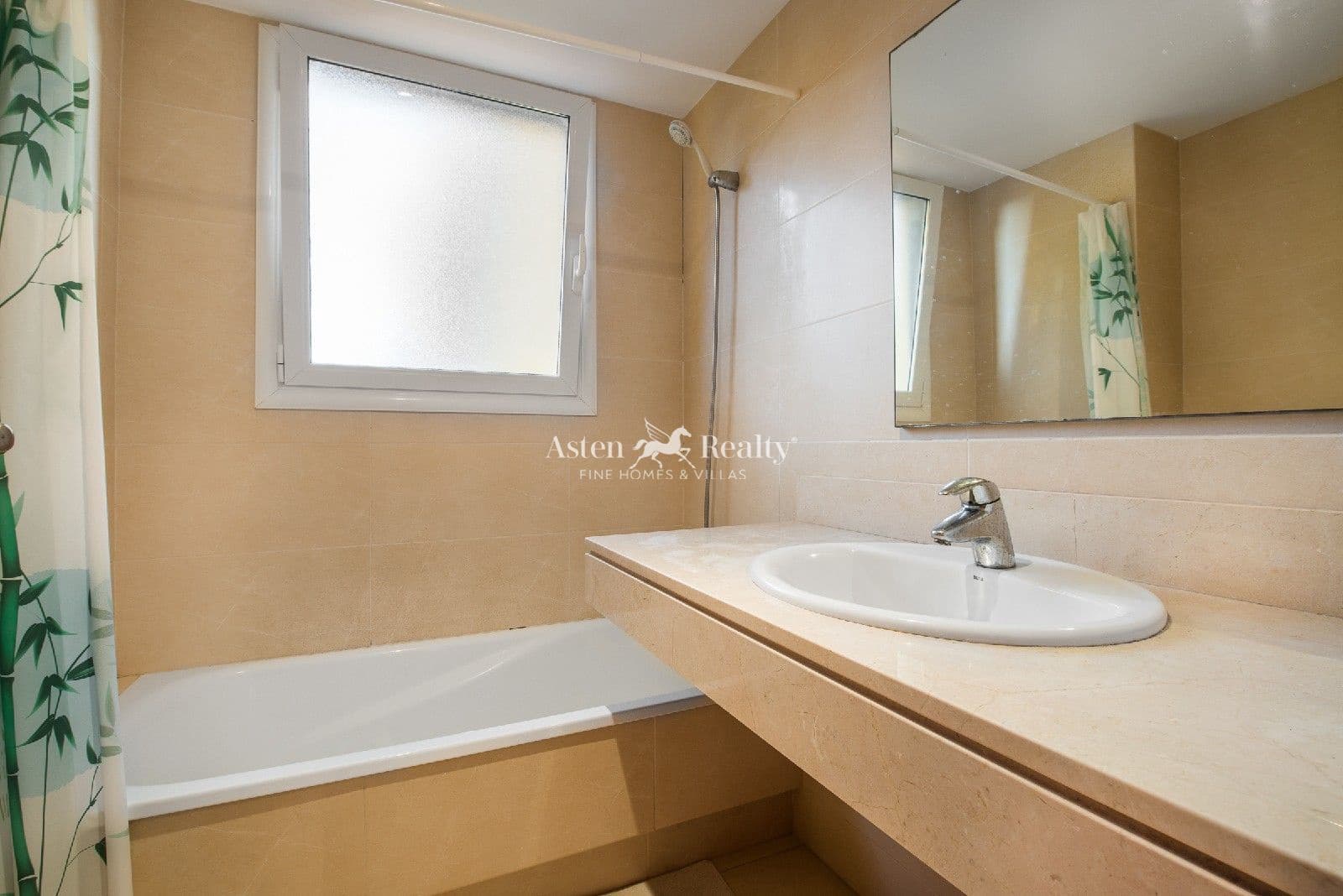 2 slaapkamer Flat te koop in Puerto Santiago met zwembad garage - € 425.000 (Ref: 9325277)