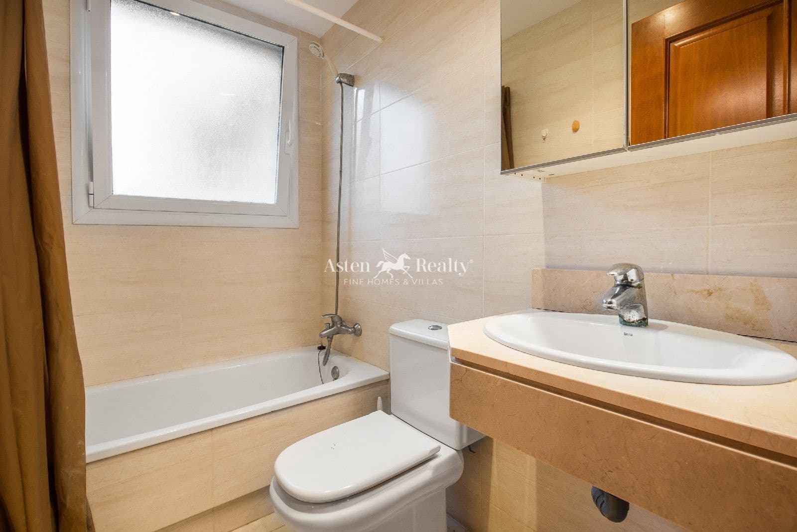 2 slaapkamer Flat te koop in Puerto Santiago met zwembad garage - € 425.000 (Ref: 9325277)