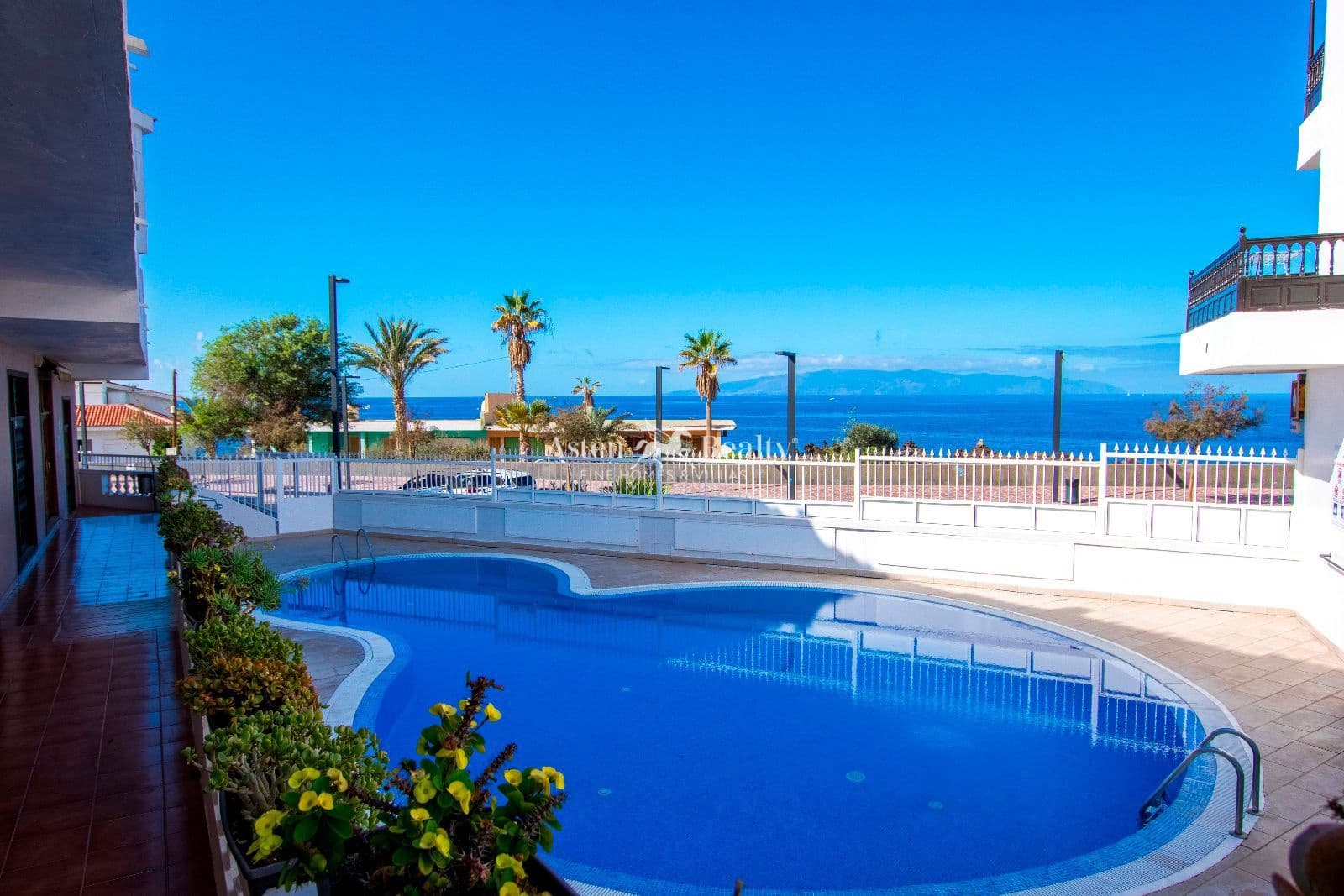 4 bedroom Townhouse for sale in Playa San Juan with pool garage - € 416,000 (Ref: 9345724)