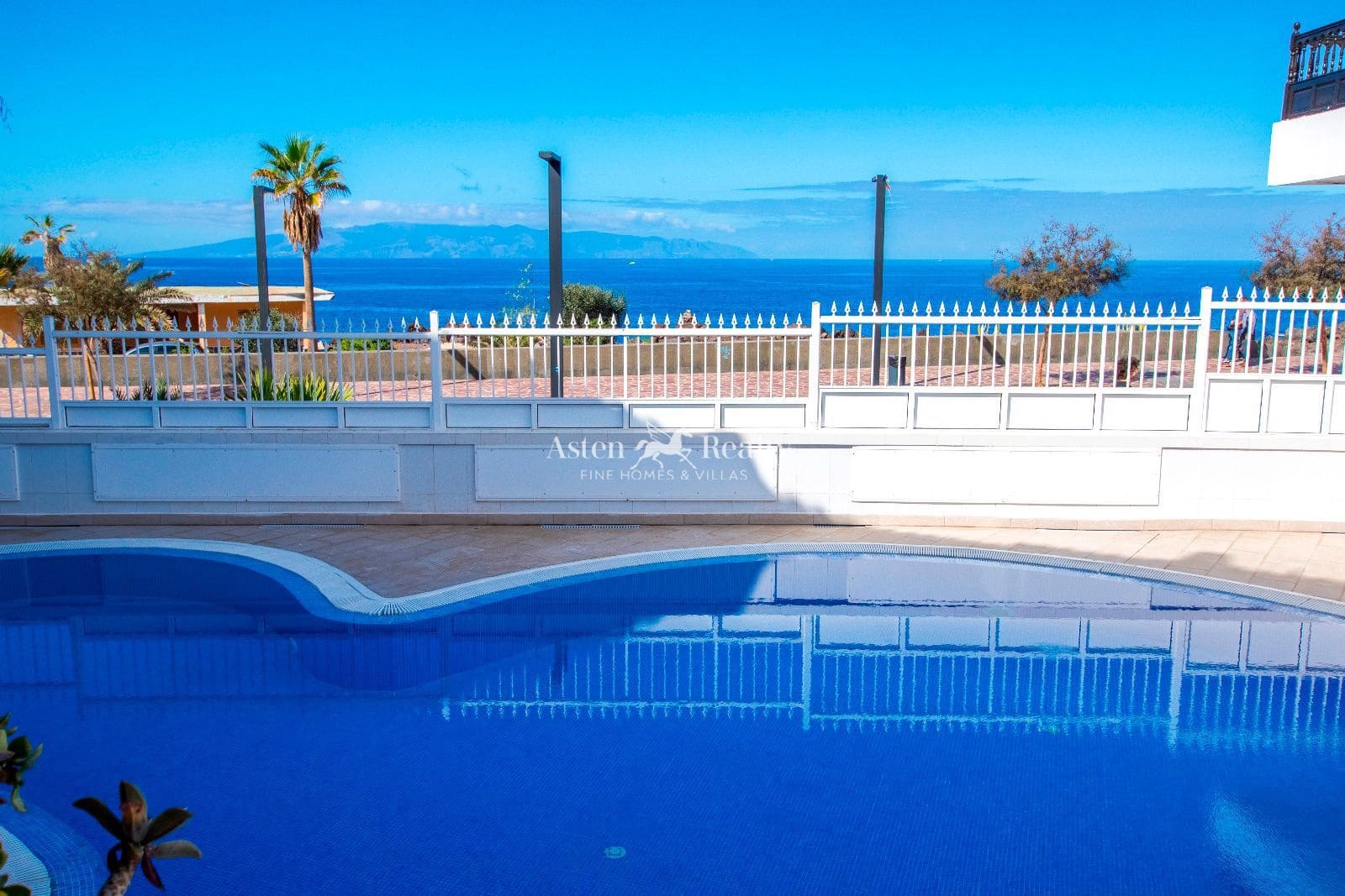 4 bedroom Townhouse for sale in Playa San Juan with pool garage - € 416,000 (Ref: 9345724)