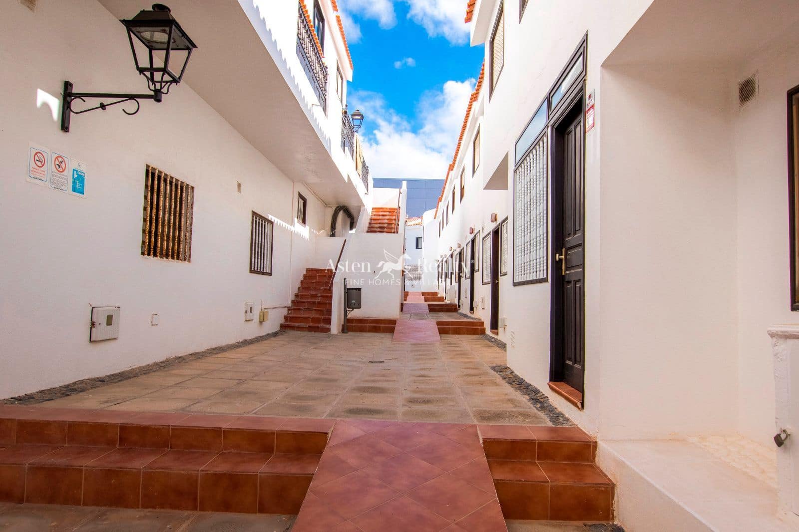 4 bedroom Townhouse for sale in Playa San Juan with pool garage - € 416,000 (Ref: 9345724)