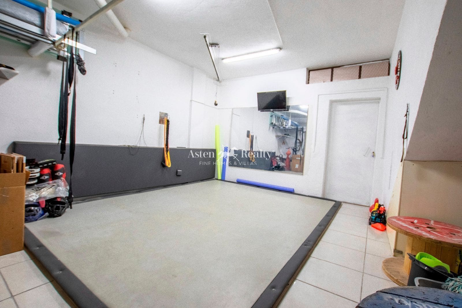 4 bedroom Townhouse for sale in Playa San Juan with pool garage - € 416,000 (Ref: 9345724)