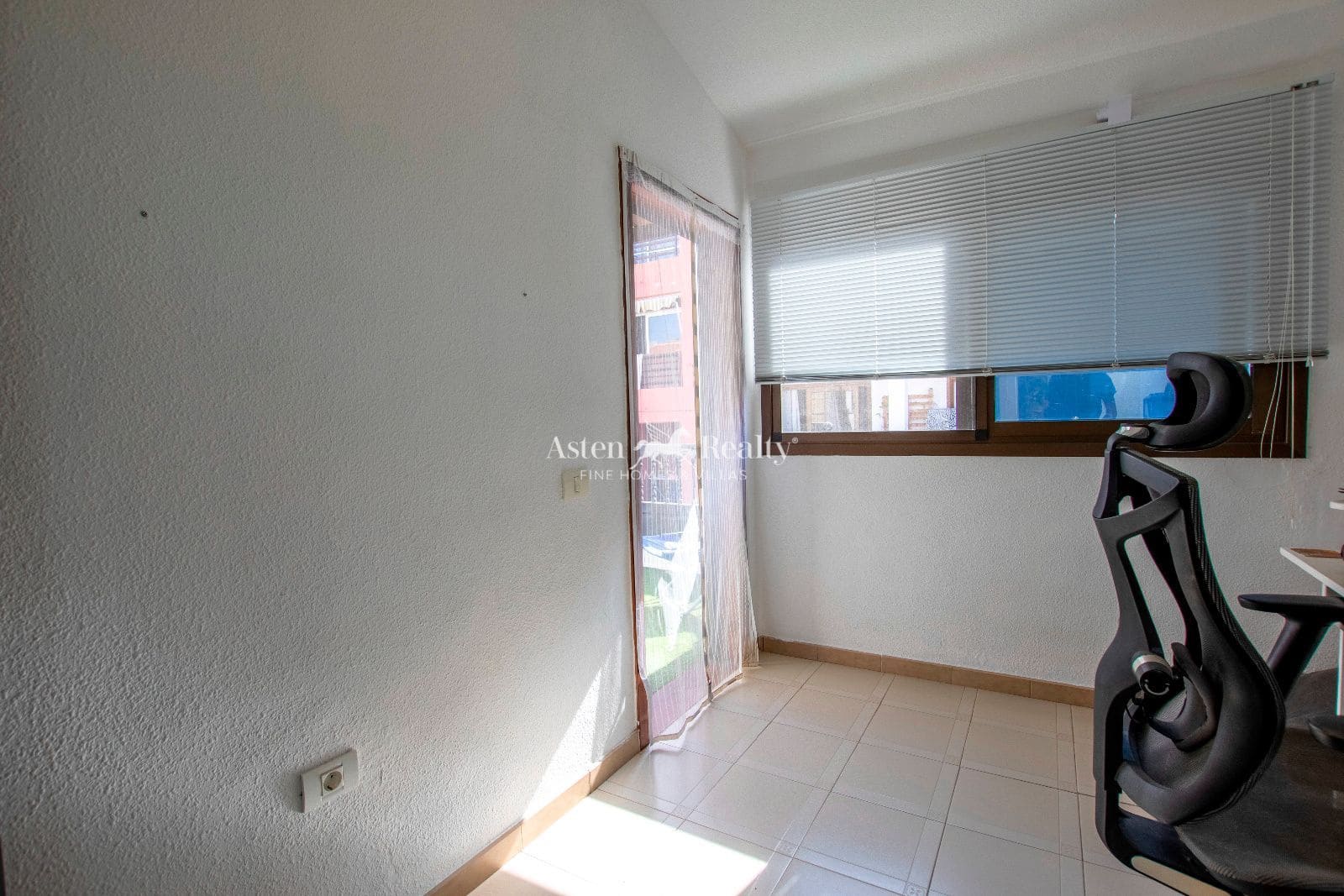 4 bedroom Townhouse for sale in Playa San Juan with pool garage - € 416,000 (Ref: 9345724)