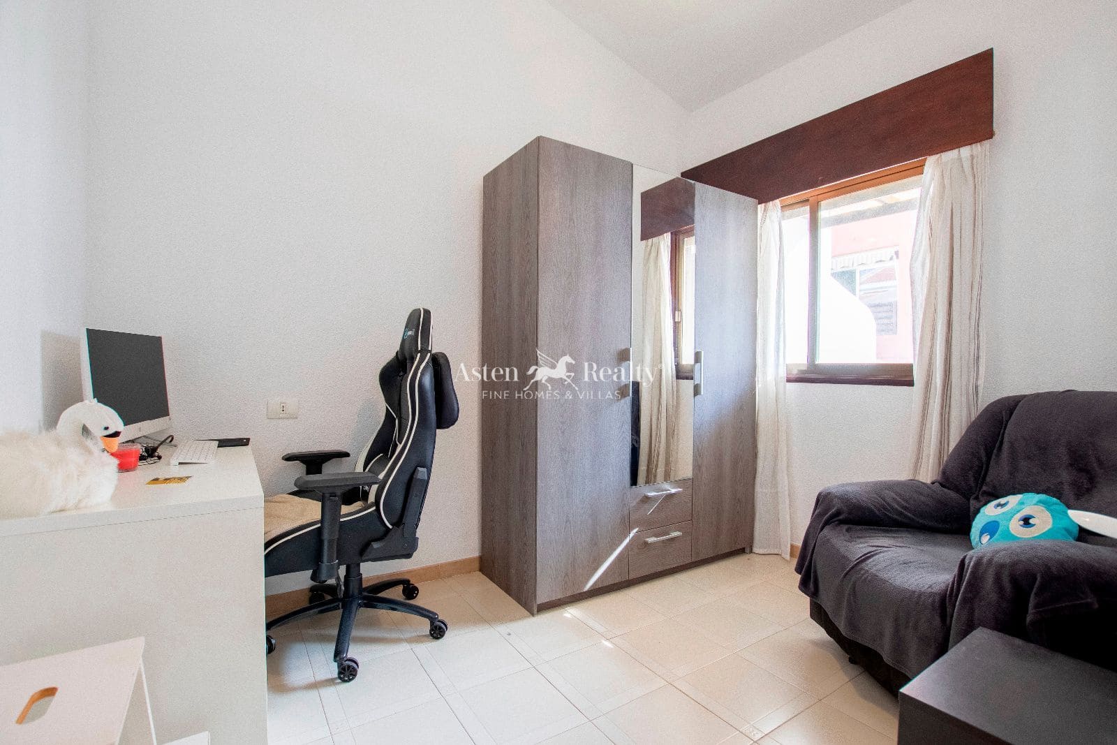 4 bedroom Townhouse for sale in Playa San Juan with pool garage - € 416,000 (Ref: 9345724)