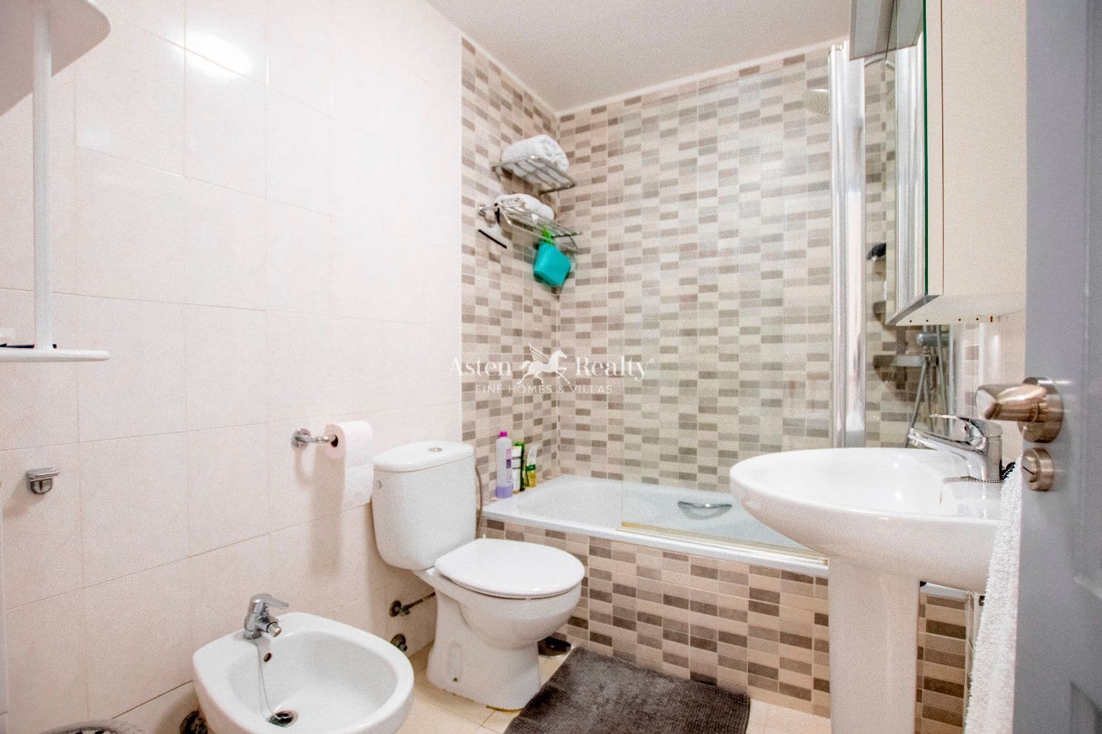 4 bedroom Townhouse for sale in Playa San Juan with pool garage - € 416,000 (Ref: 9345724)