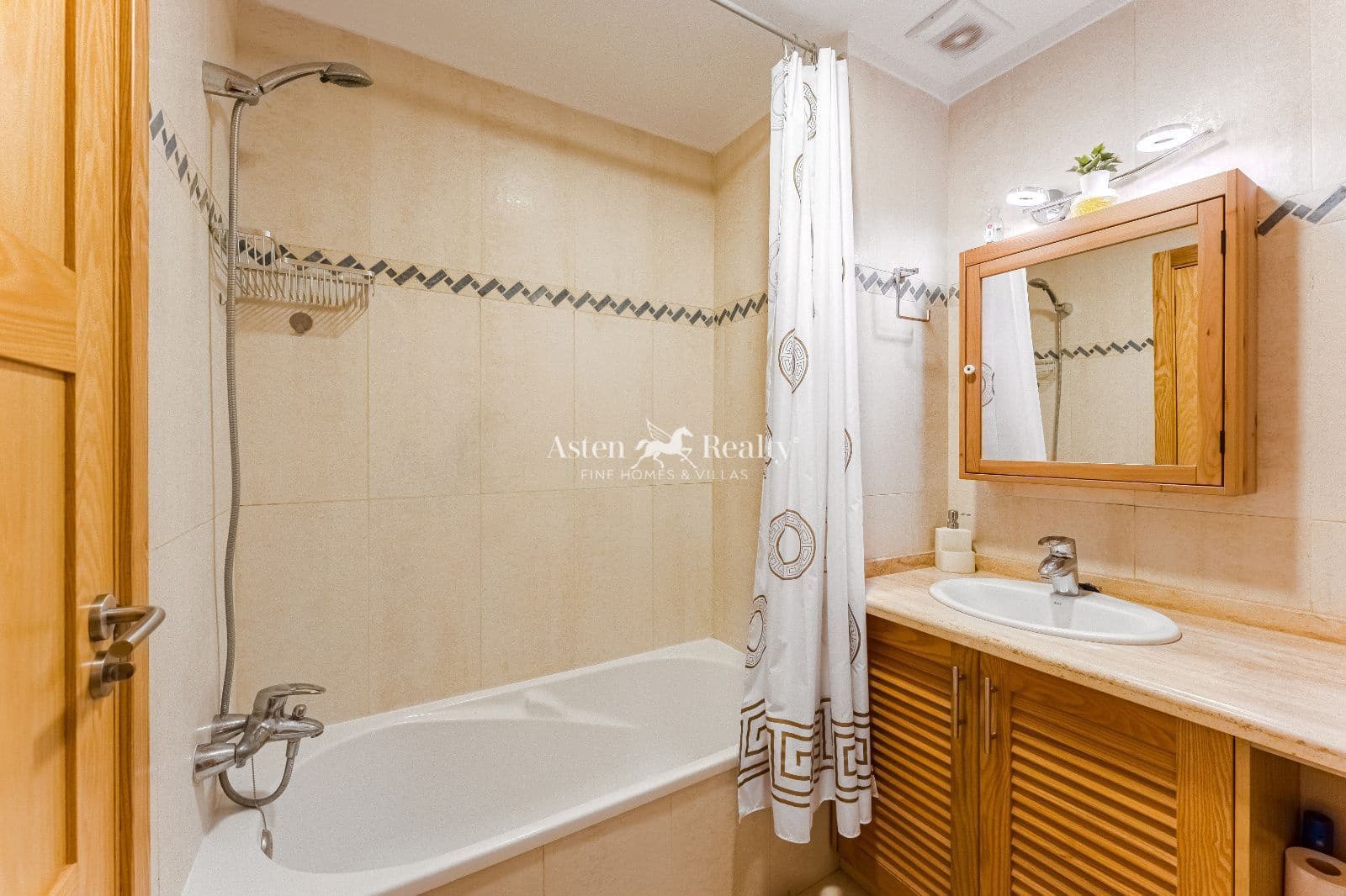 3 soverom Hus til salgs i Puerto Santiago med svømmebasseng garasje - € 559 000 (Ref: 9371405)