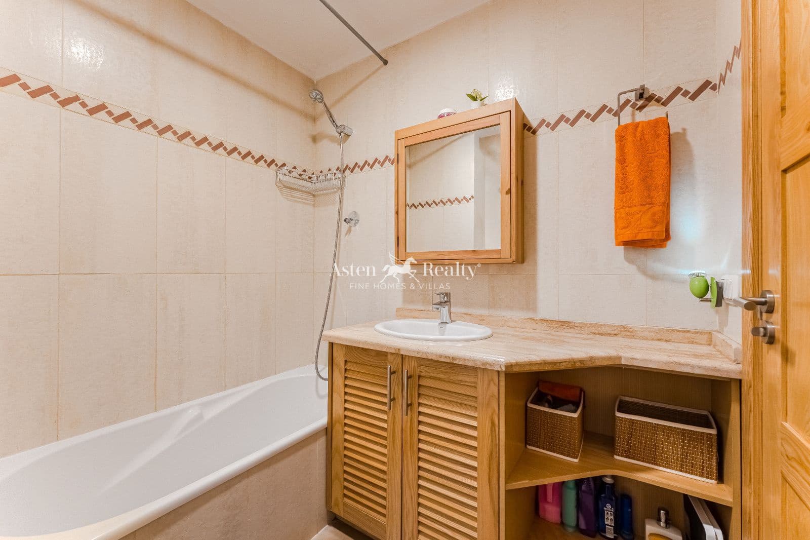 3 soverom Hus til salgs i Puerto Santiago med svømmebasseng garasje - € 559 000 (Ref: 9371405)