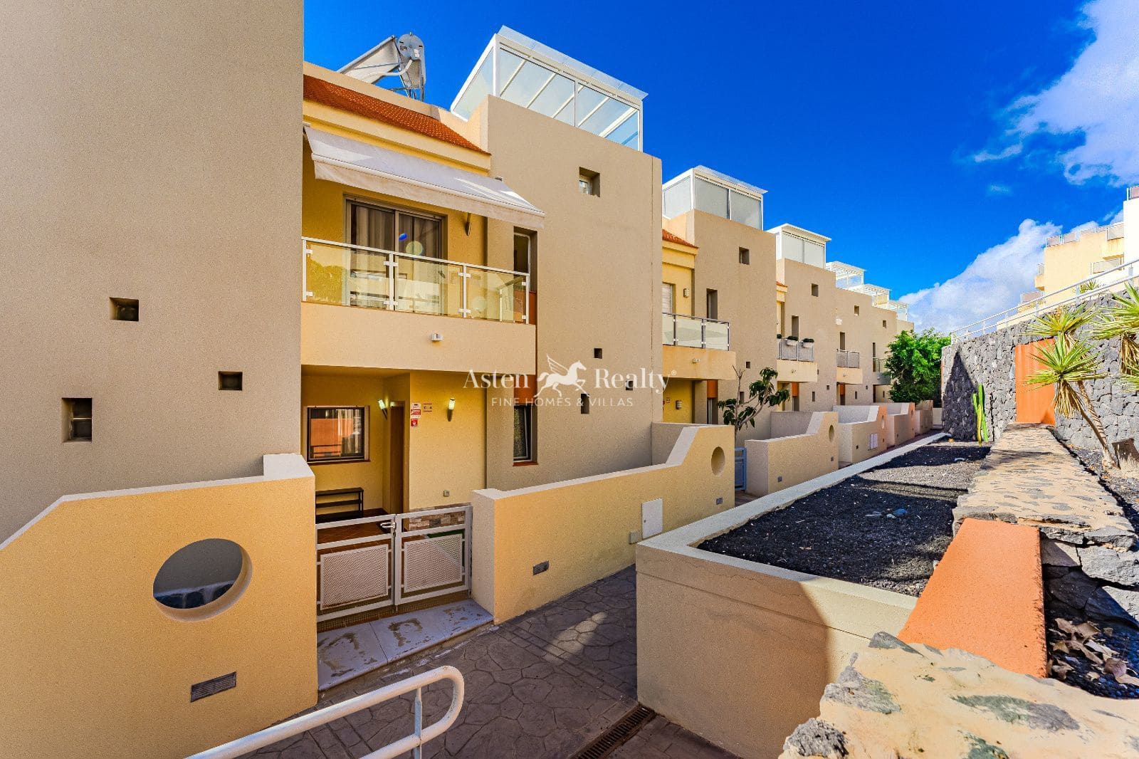 3 soverom Hus til salgs i Puerto Santiago med svømmebasseng garasje - € 559 000 (Ref: 9371405)