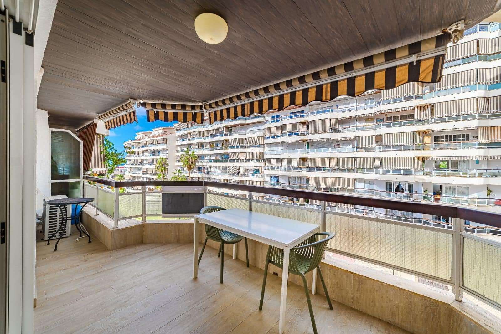 2 sovrum Lägenhet till salu i Los Cristianos med pool - 355 000 € (Ref: 9386582)