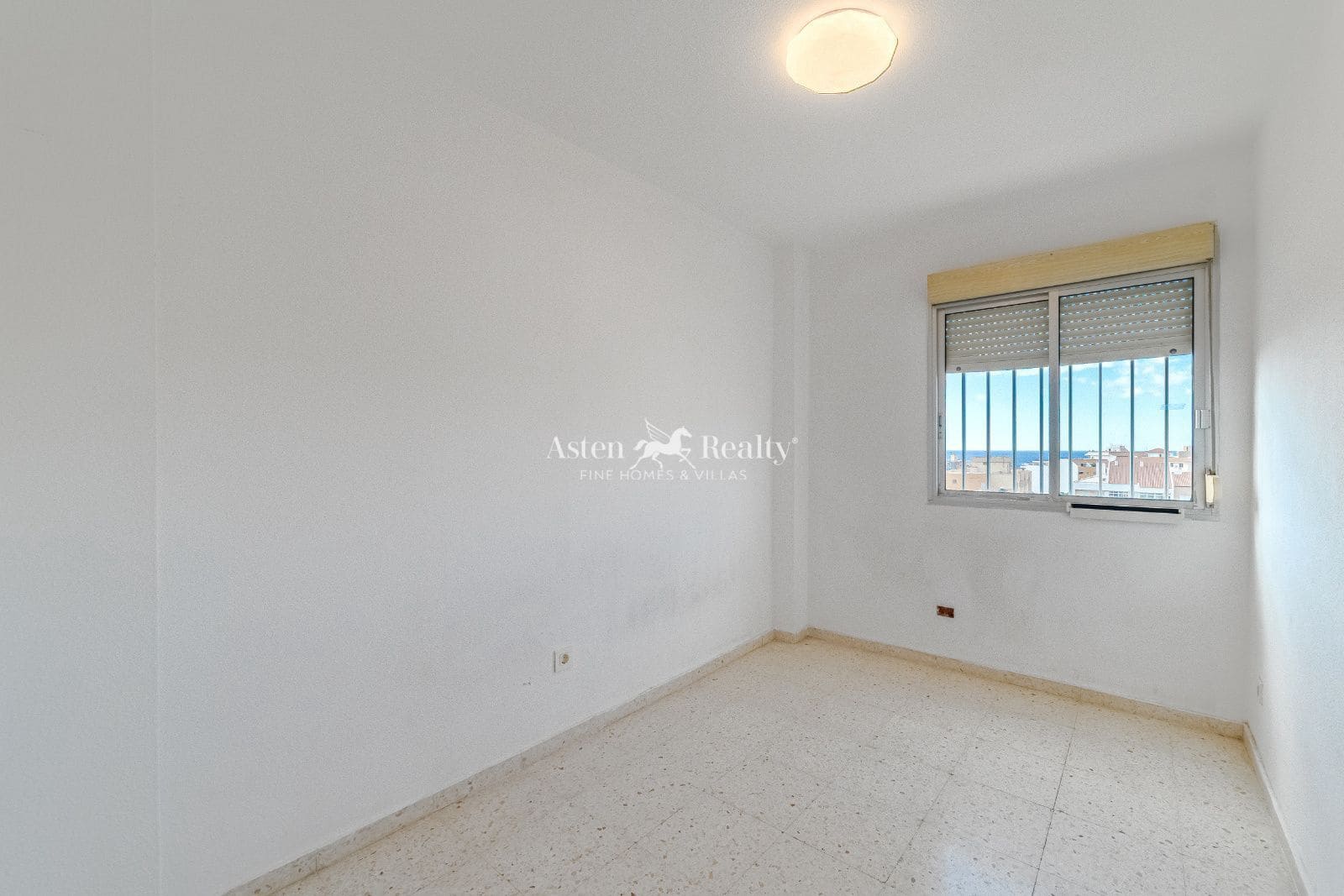 4 bedroom Flat for sale in Los Cristianos - € 430,000 (Ref: 9388524)