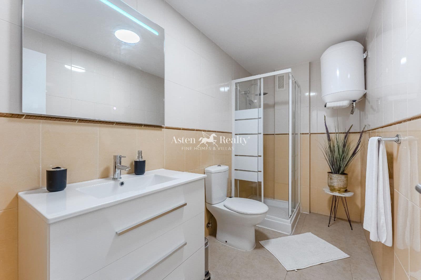 2 slaapkamer Flat te koop in Playa San Juan met garage - € 375.000 (Ref: 9388772)