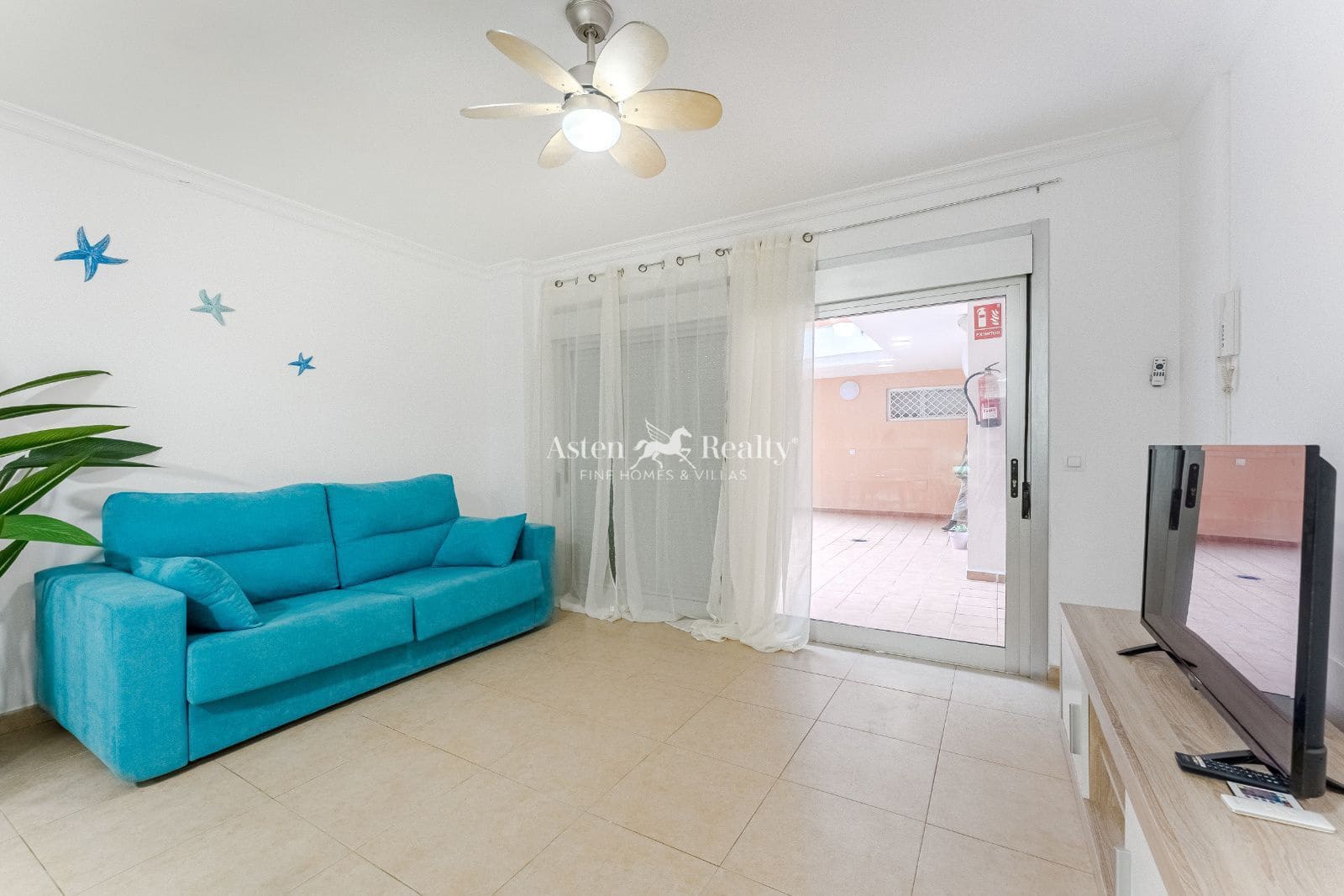 2 slaapkamer Flat te koop in Playa San Juan met garage - € 375.000 (Ref: 9388772)