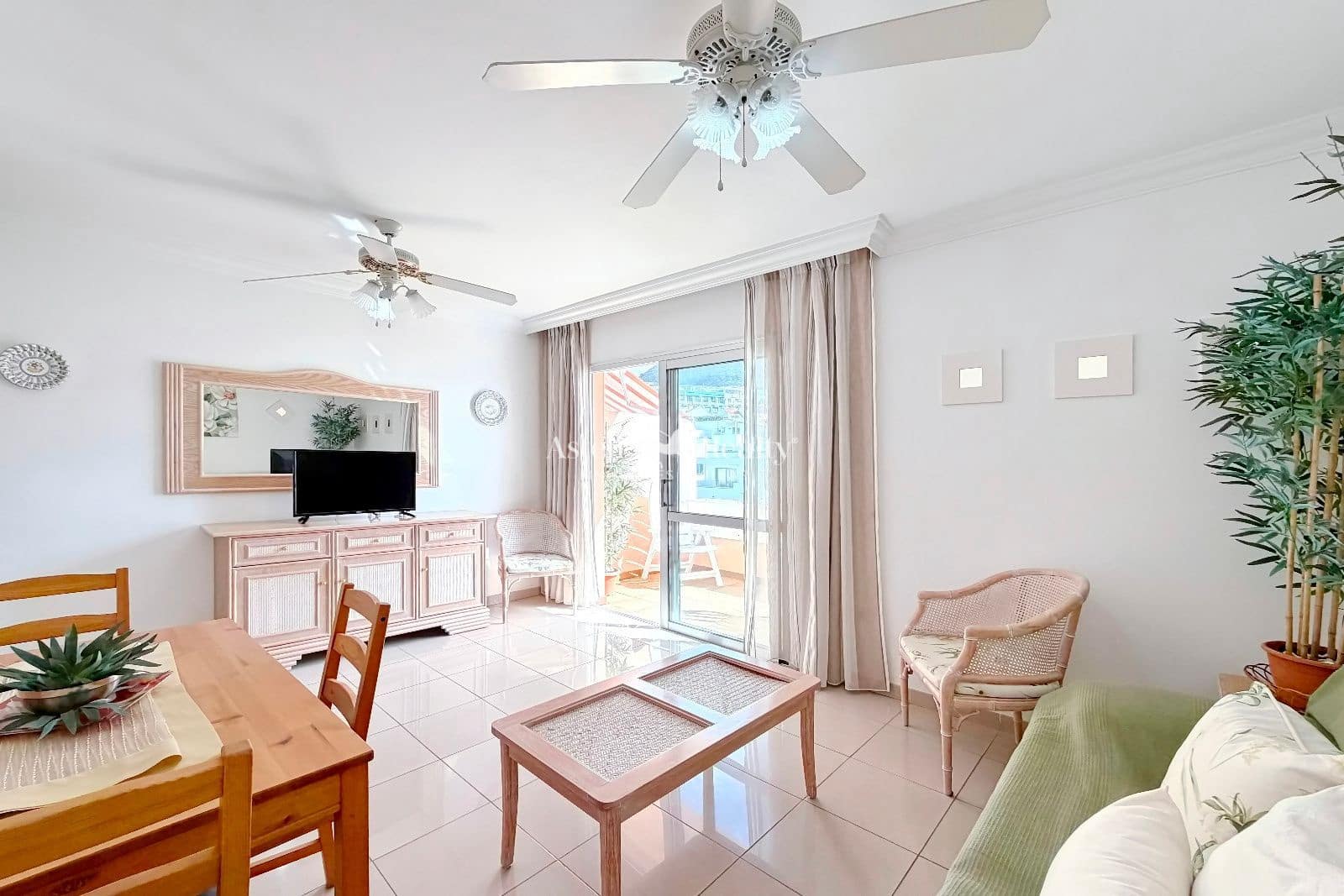 1 slaapkamer Flat te koop in Los Cristianos met zwembad garage - € 285.000 (Ref: 9426235)