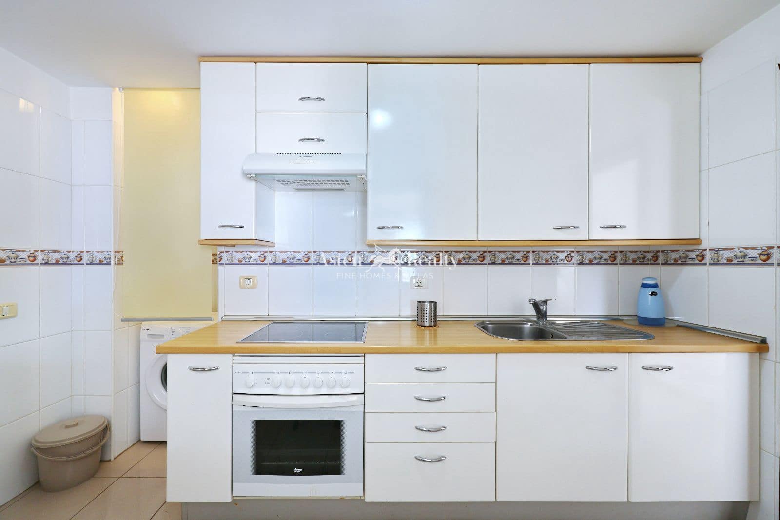 1 slaapkamer Flat te koop in Los Cristianos met zwembad garage - € 285.000 (Ref: 9426235)