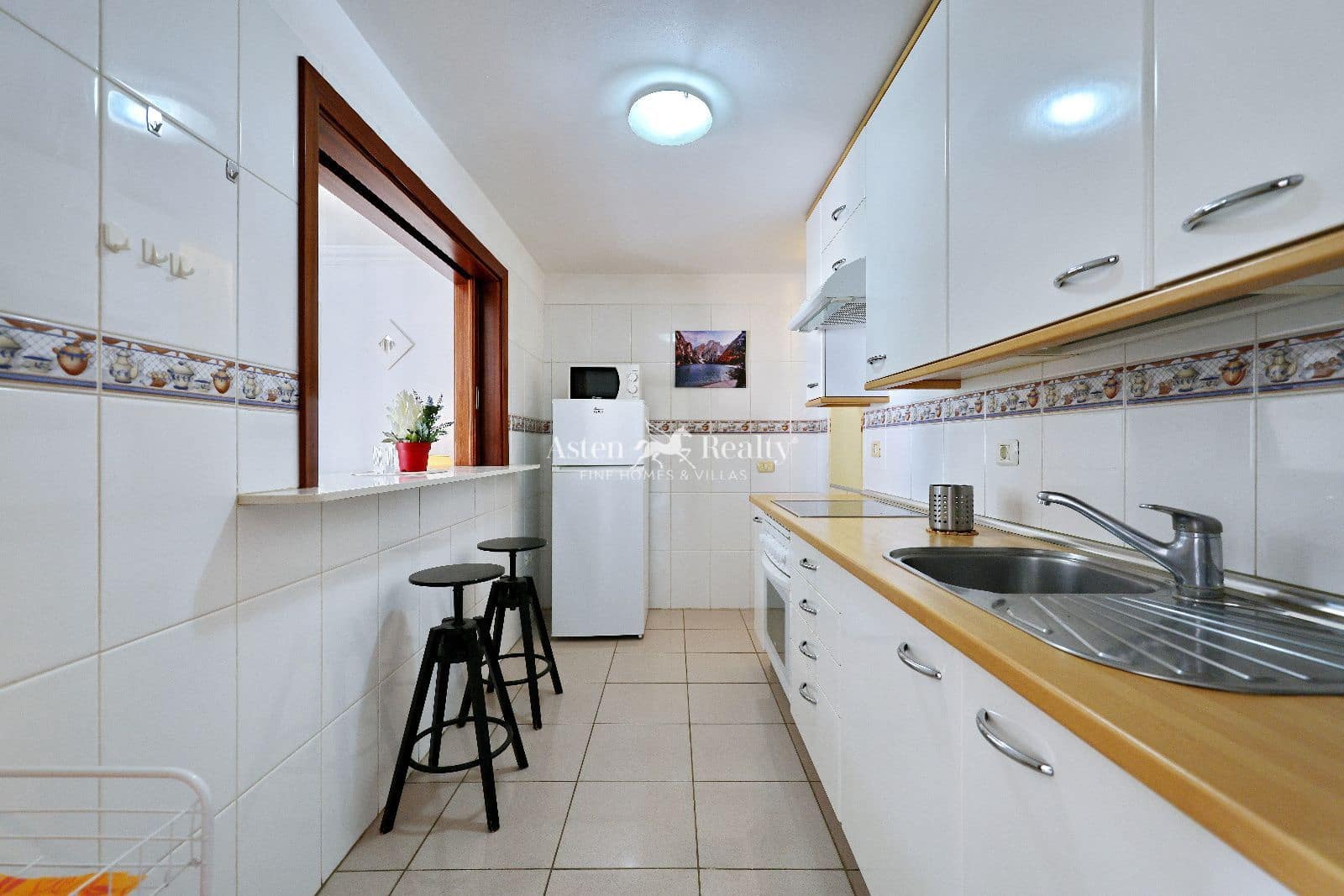 1 slaapkamer Flat te koop in Los Cristianos met zwembad garage - € 285.000 (Ref: 9426235)