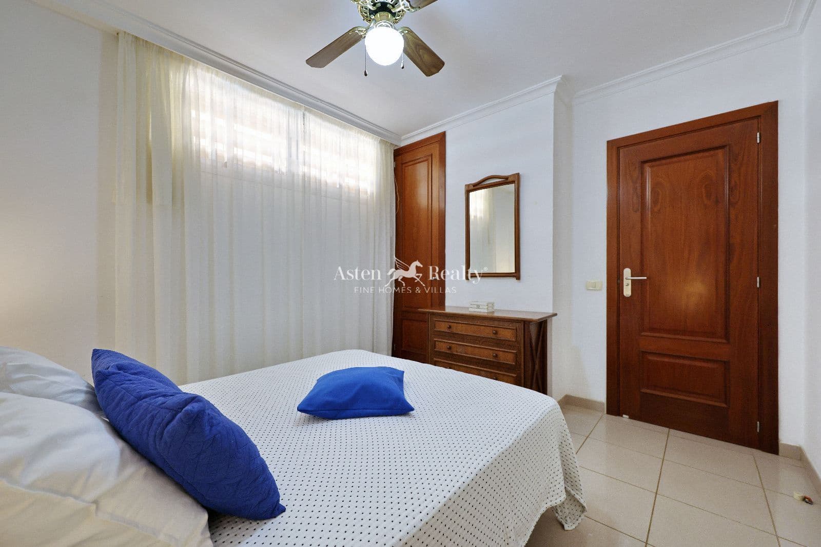 1 slaapkamer Flat te koop in Los Cristianos met zwembad garage - € 285.000 (Ref: 9426235)